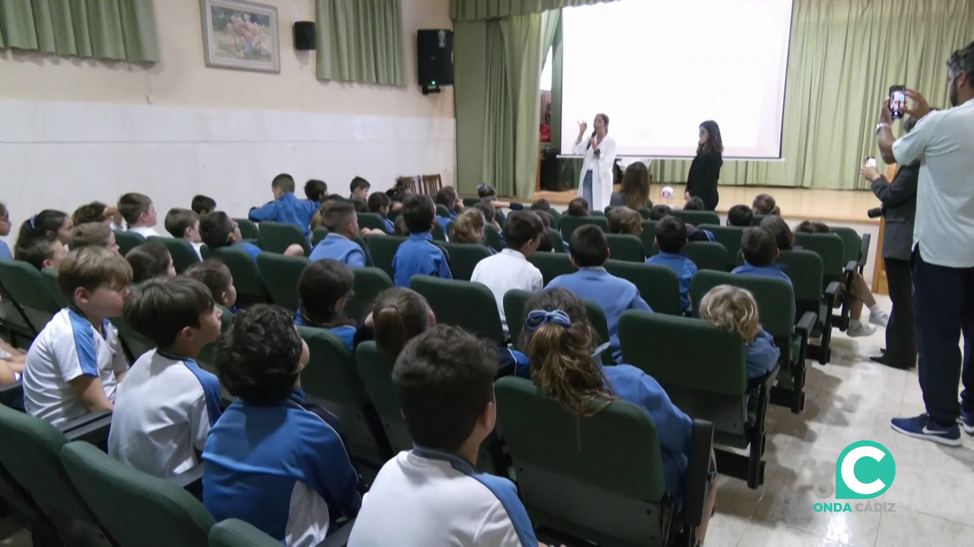 Una de las intervenciones ante los alumnos efectuado este martes Una de las intervenciones ante los alumnos efectuado este martes