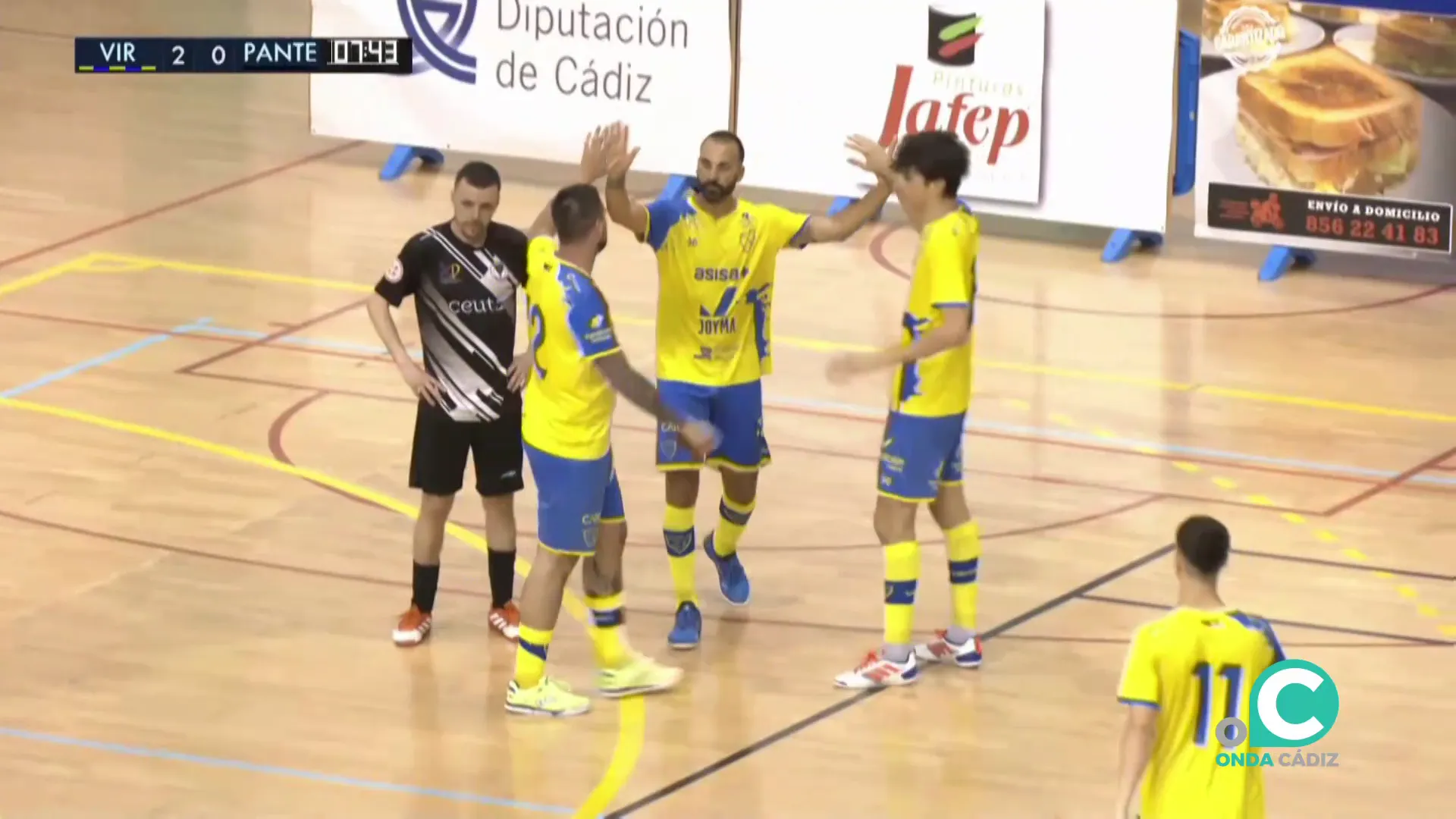 Los jugadores gaditanos celebrar un gol en el Pabellón Ciudad de Cádiz Los jugadores gaditanos celebrar un gol en el Pabellón Ciudad de Cádiz