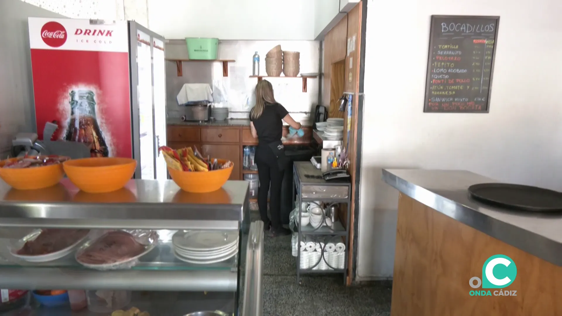 Una trabajadora de hostelería en un establecimiento de la capital gaditana Una trabajadora de hostelería en un establecimiento de la capital gaditana