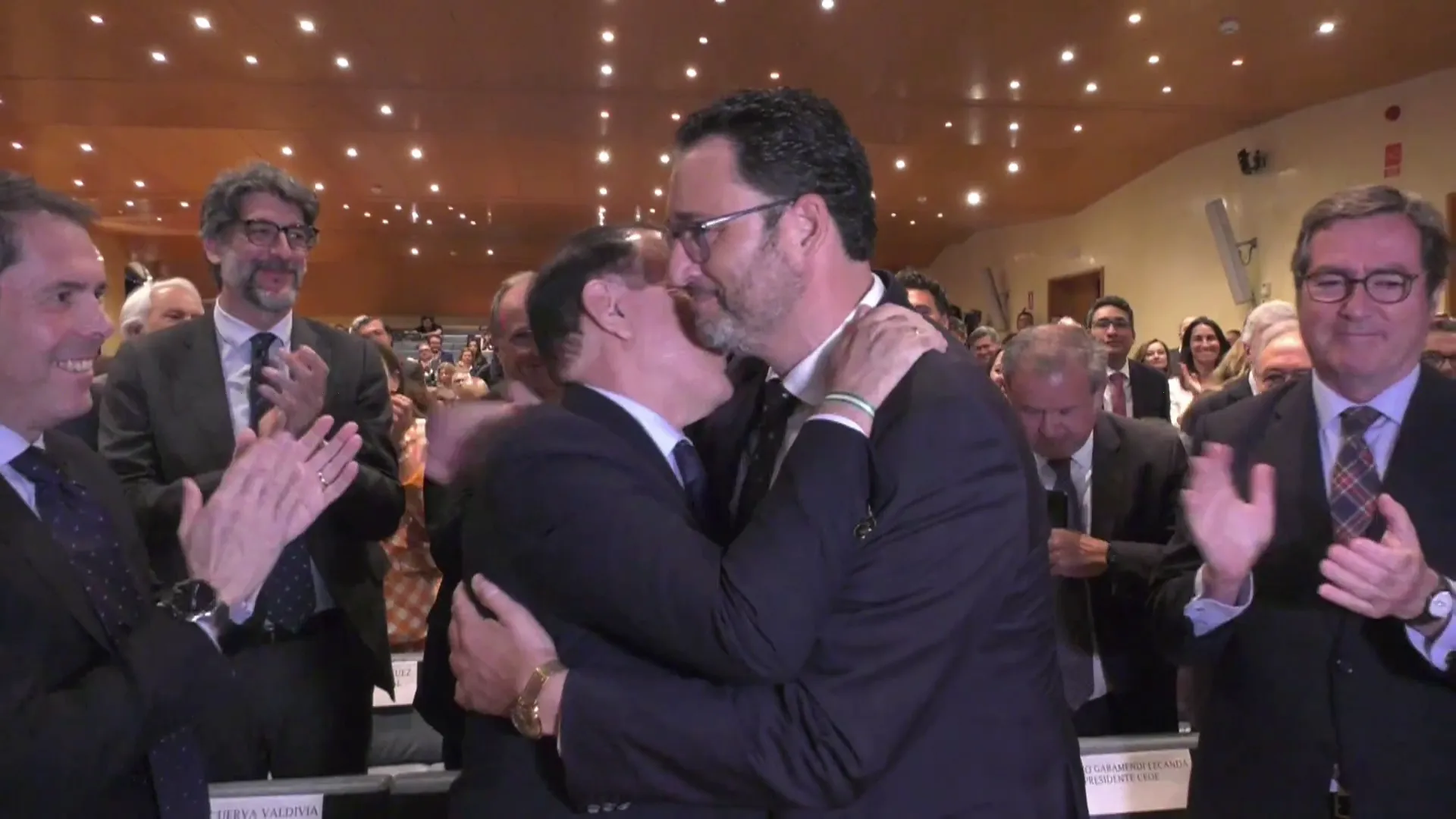 Aplausos de felicitación al nuevo cargo tras la votación Aplausos de felicitación al nuevo cargo tras la votación