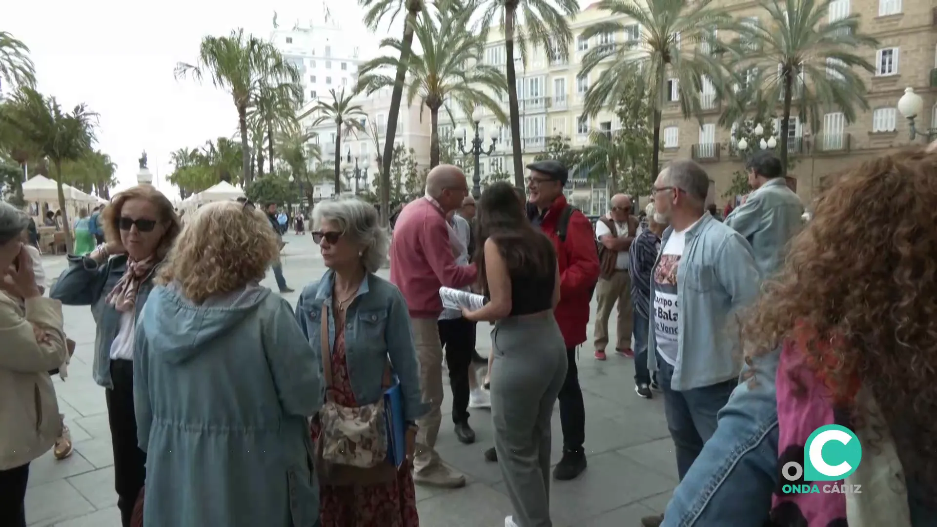 Un momento de la concentración vecinal en la plaza San Juan de Dios Un momento de la concentración vecinal en la plaza San Juan de Dios