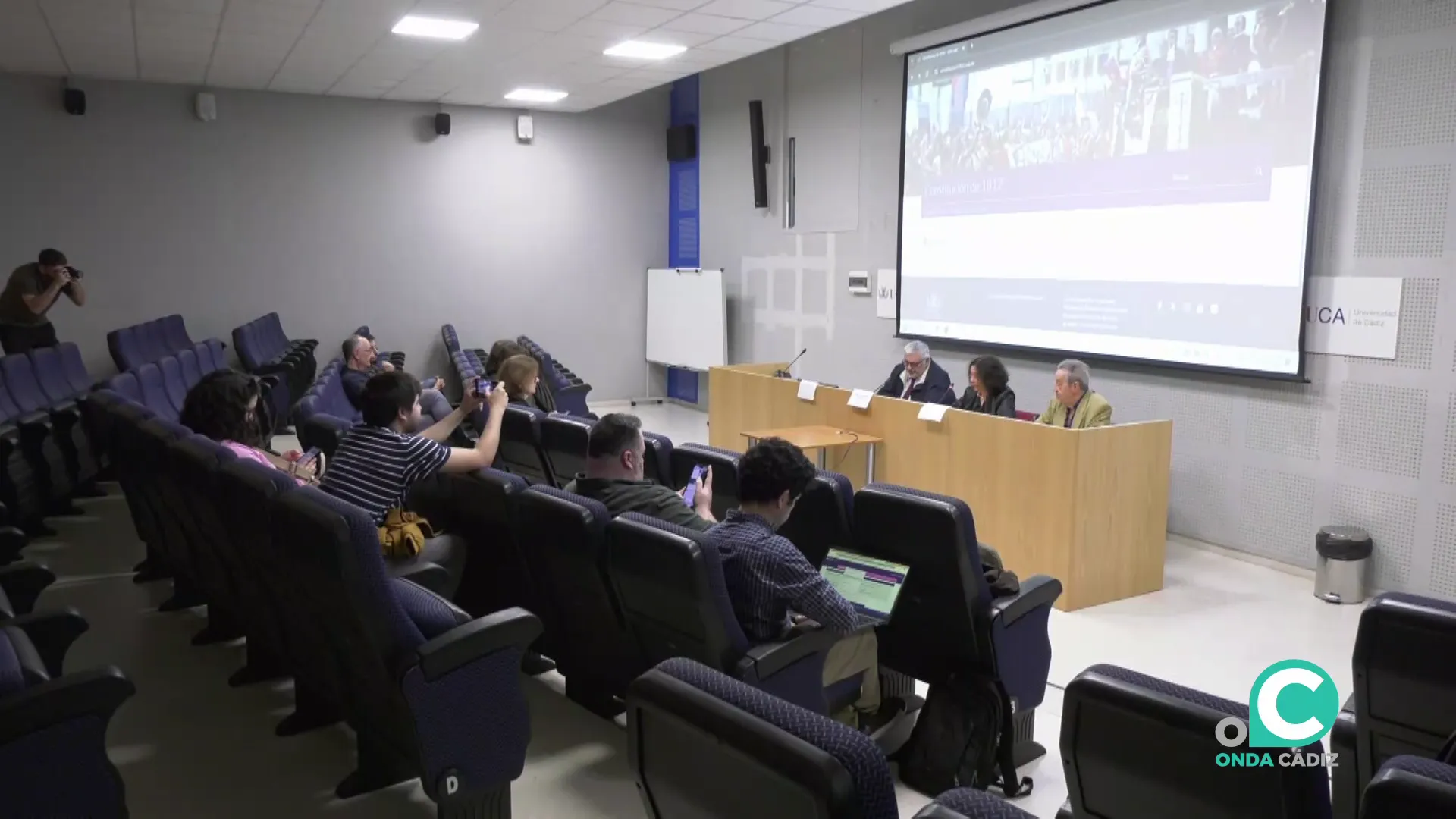 Un momento del acto con la nueva herramienta digital de carácter histórico Un momento del acto con la nueva herramienta digital de carácter histórico