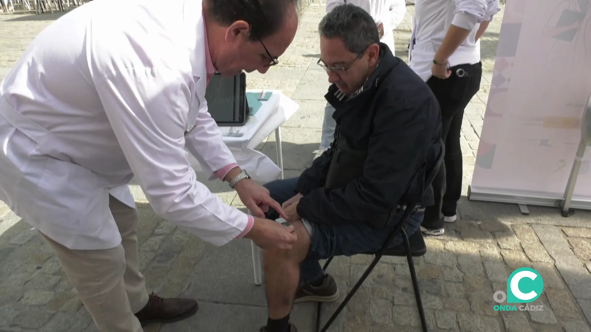 Un facultativo explora a uno de los participantes de la jornada en la plaza de la Catedral Un facultativo explora a uno de los participantes de la jornada en la plaza de la Catedral