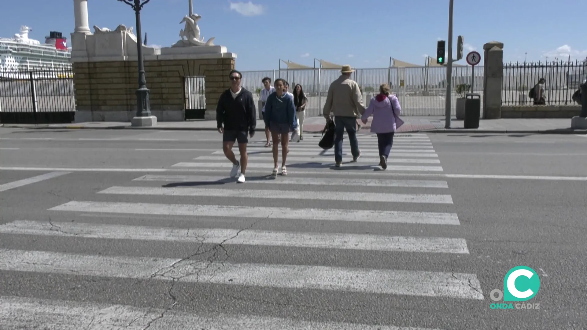 Peatones cruzan un paso cebra en la avenida del Puerto Peatones cruzan un paso cebra en la avenida del Puerto