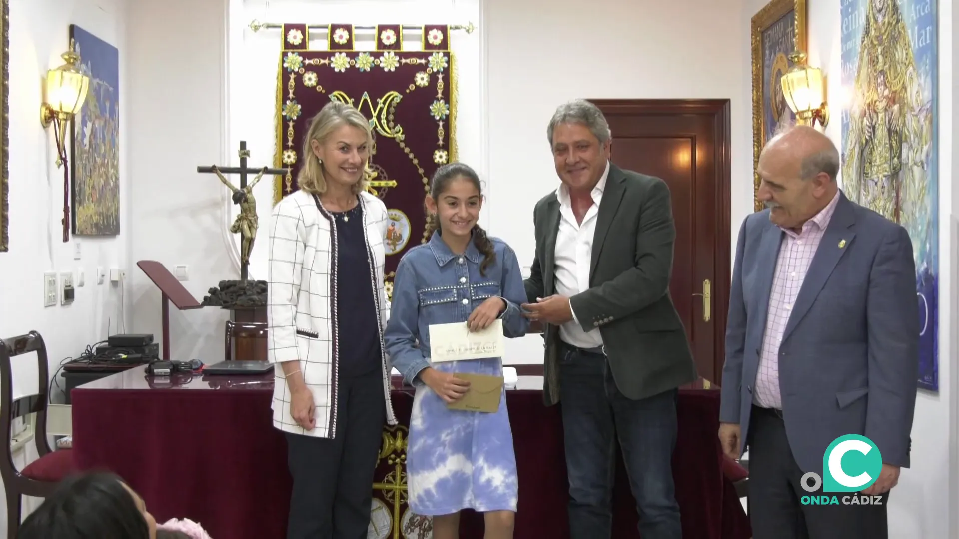 Una de las galardonadas recoge su distinción Una de las galardonadas recoge su distinción