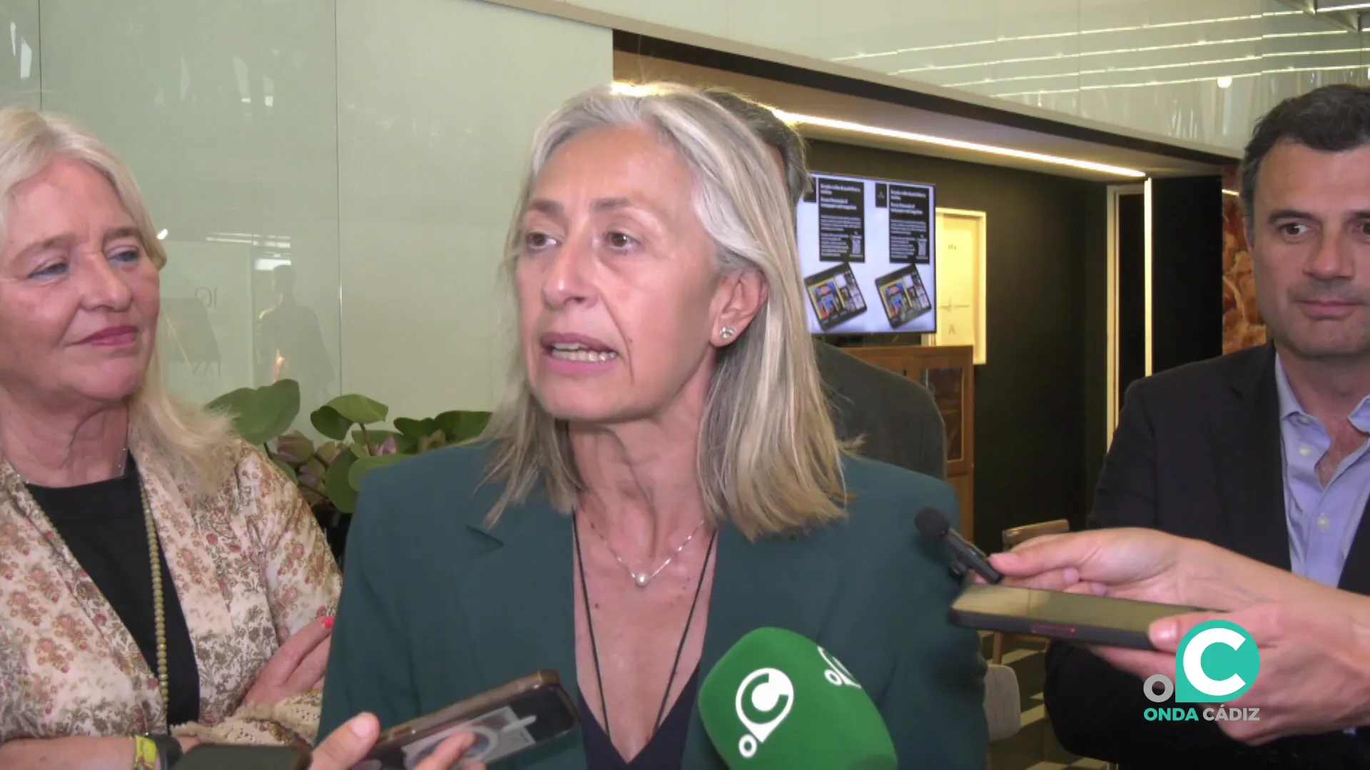 Hernández atiende a los medios de comunicación Hernández atiende a los medios de comunicación