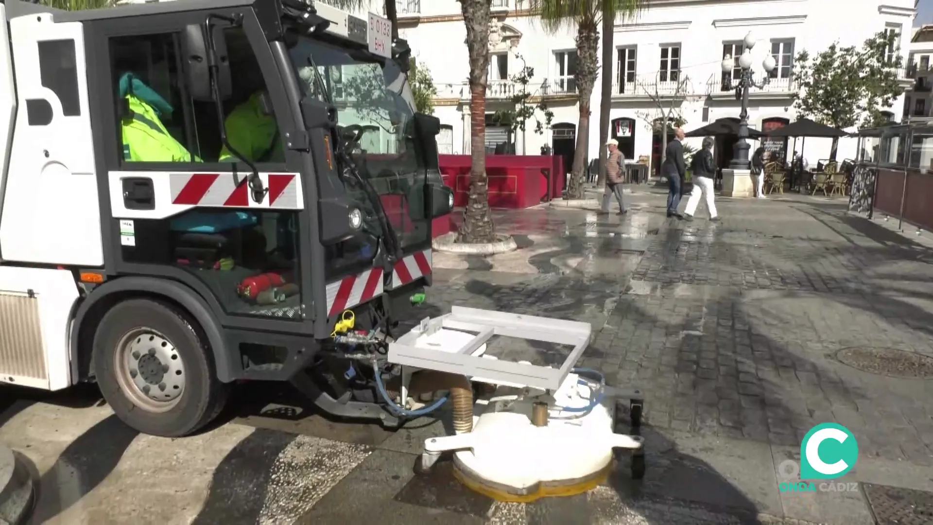 Una máquina durante su jornada de trabajo en la plaza de San Juan de Dios en una imagen de archivo Una máquina durante su jornada de trabajo en la plaza de San Juan de Dios en una imagen de archivo