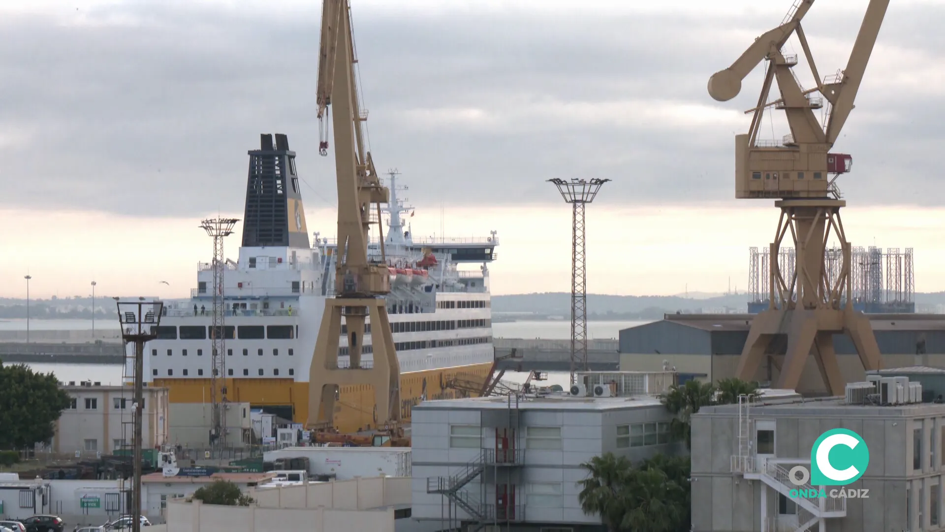 Imagen de navios en los diques de la factoría gaditana Imagen de navios en los diques de la factoría gaditana
