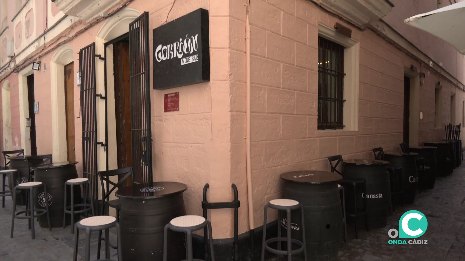 Una terraza en una de las calles del emblemático barrio gaditano Una terraza en una de las calles del emblemático barrio gaditano