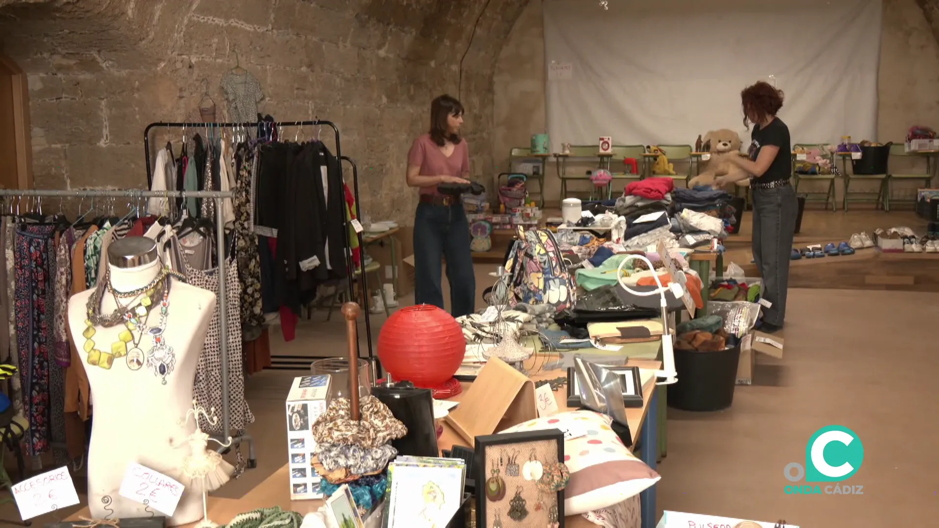Dos voluntarias con algunos de los productos que se ofrecen en este singular proyecto Dos voluntarias con algunos de los productos que se ofrecen en este singular proyecto