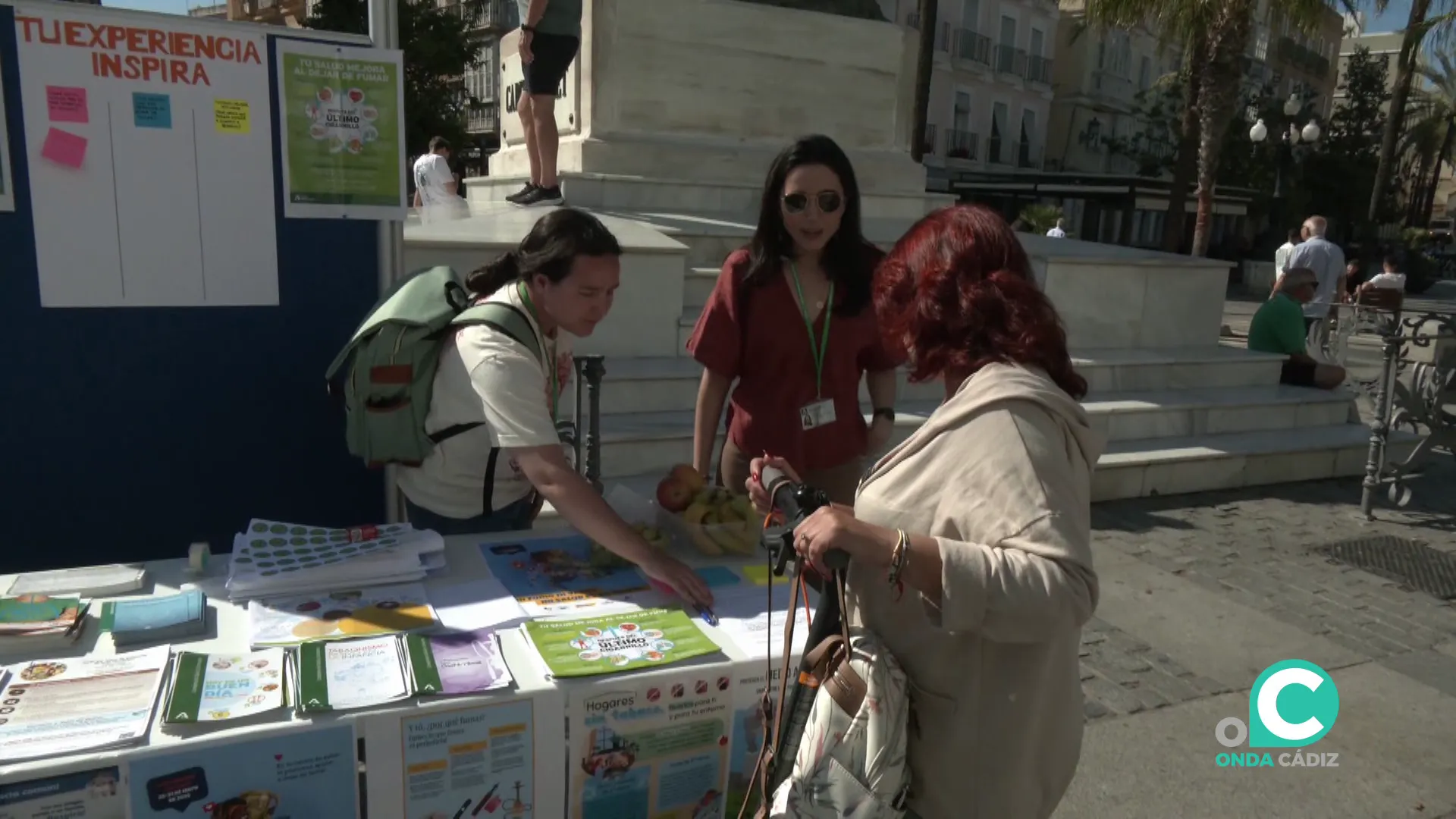 Mesa informativa instalada este lunes en la capital gaditana