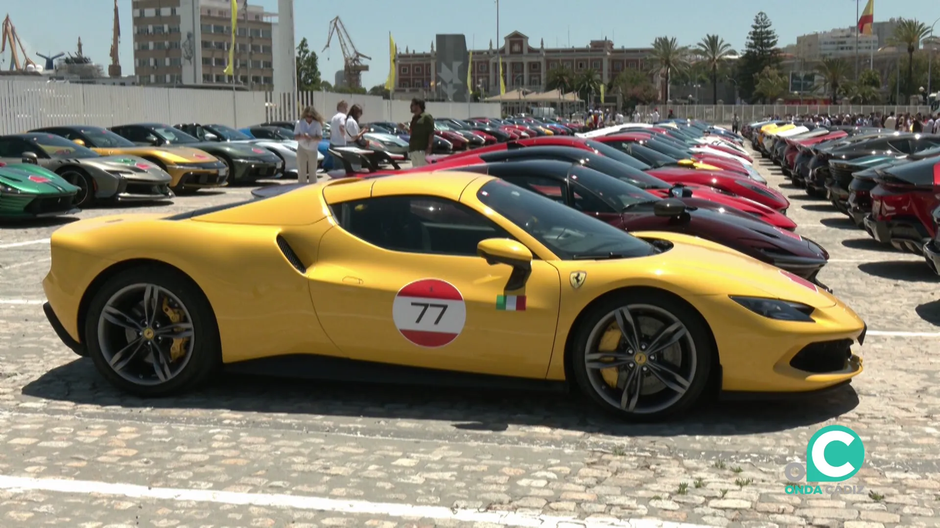 Los vehículos estacionados en la zona portuaria de la capial gaditana Los vehículos estacionados en la zona portuaria de la capial gaditana