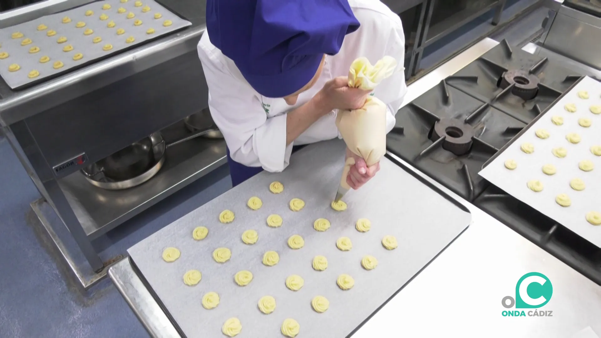 Una alumna durante sus prácticas en la cocina del centro Una alumna durante sus prácticas en la cocina del centro
