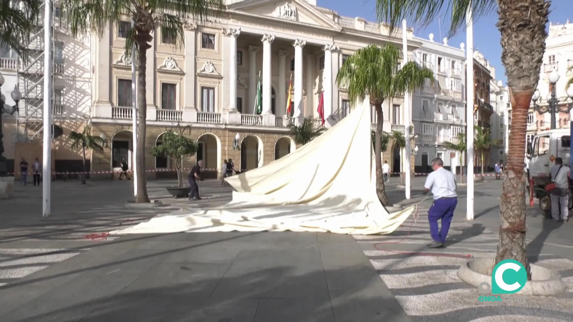 Operarios trabajando este miercoles frente al edificio del Ayuntamiento Operarios trabajando este miercoles frente al edificio del Ayuntamiento