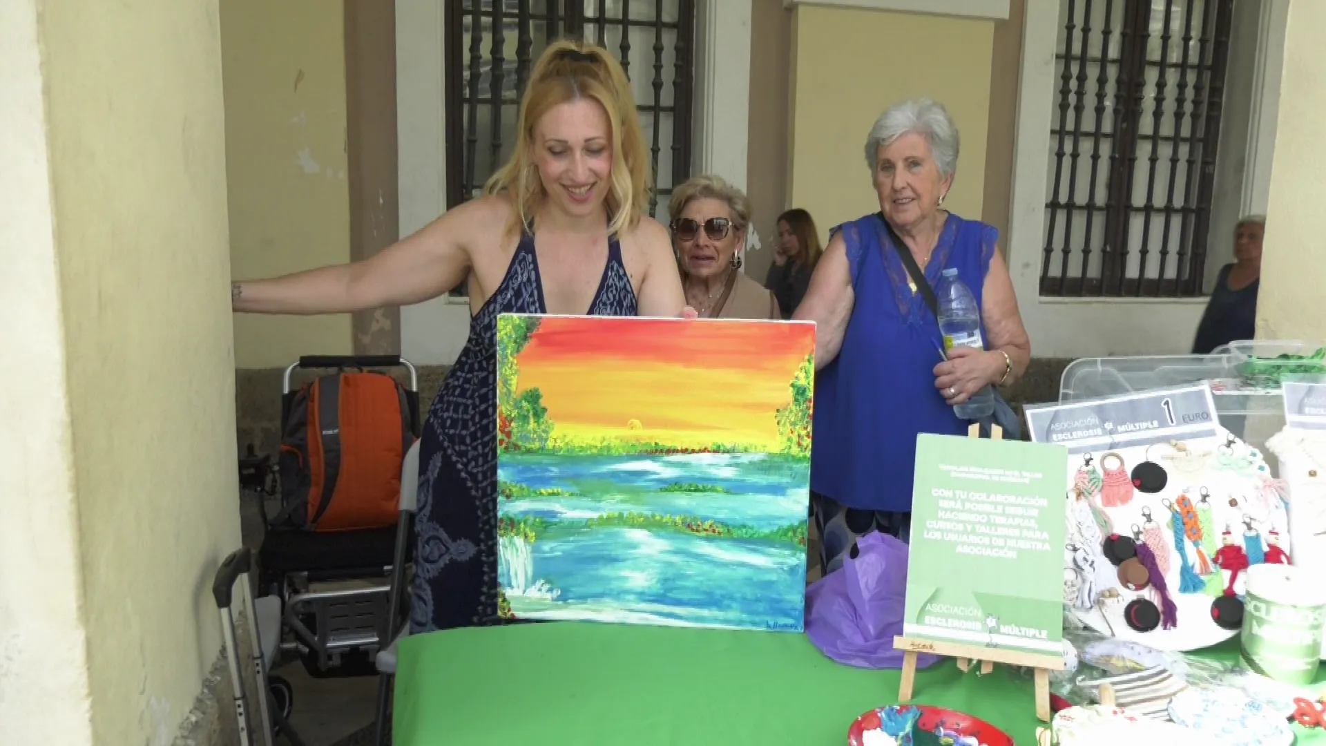 En la mesa informativa también se ofrecían los trabajos de artesanía que realizan los asociados de la entidad En la mesa informativa también se ofrecían los trabajos de artesanía que realizan los asociados de la entidad