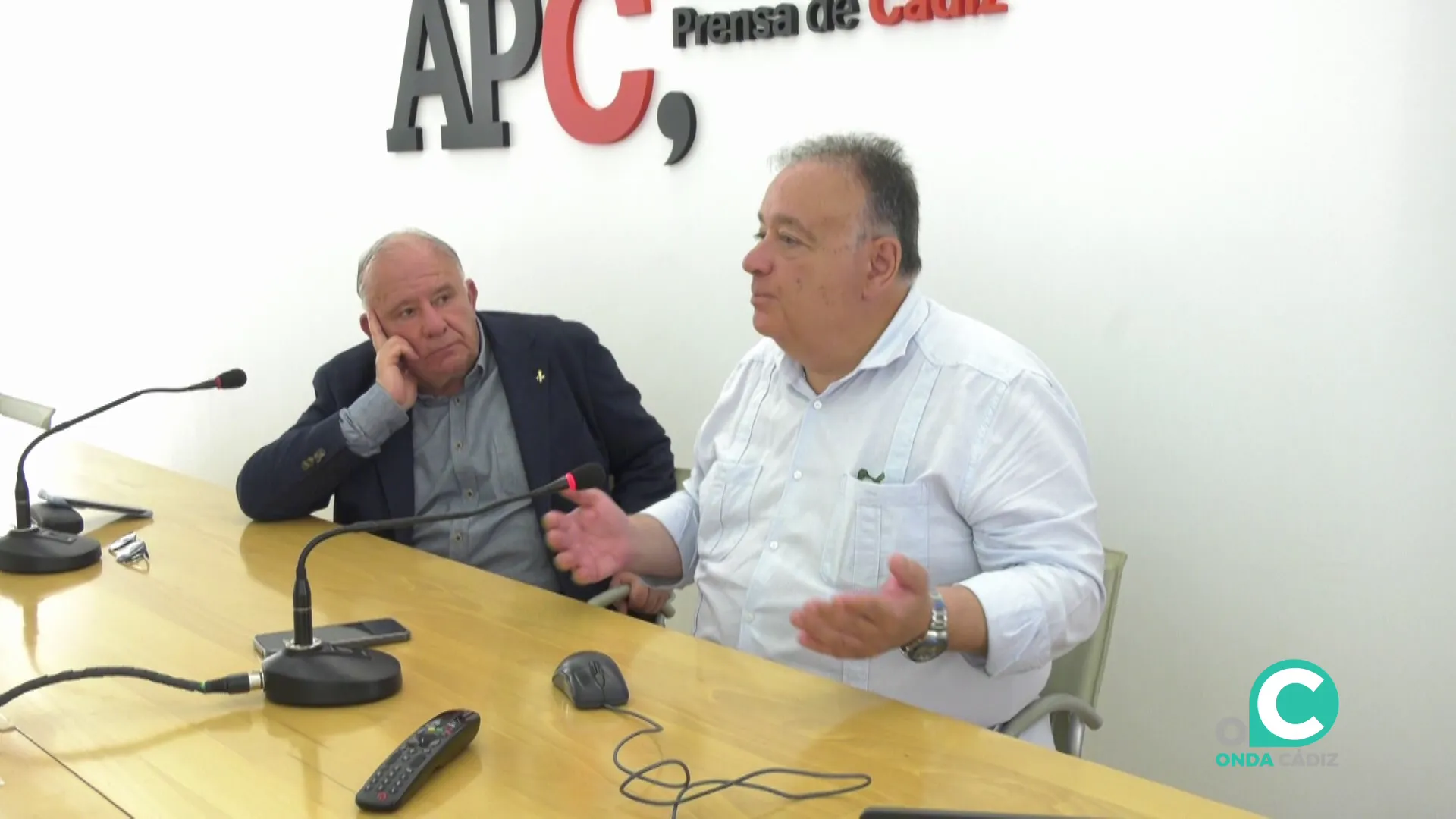 Un momento del acto con los dos intervinientes Un momento del acto con los dos intervinientes