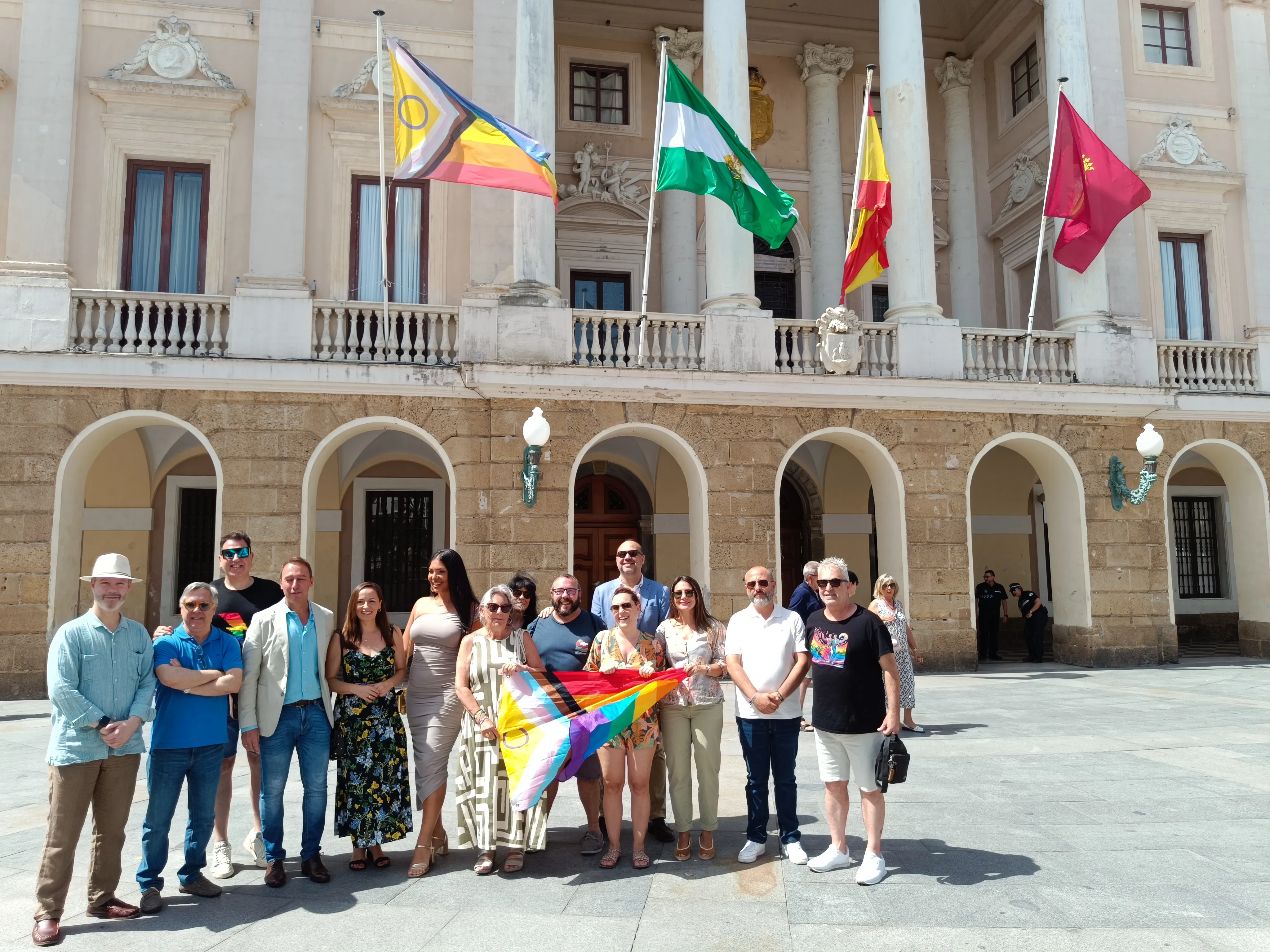 El Ayuntamiento de Cádiz luce ya la bandera inclusiva. El Ayuntamiento de Cádiz luce ya la bandera inclusiva