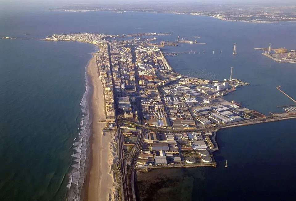 Imagen aérea de Cádiz. ...
