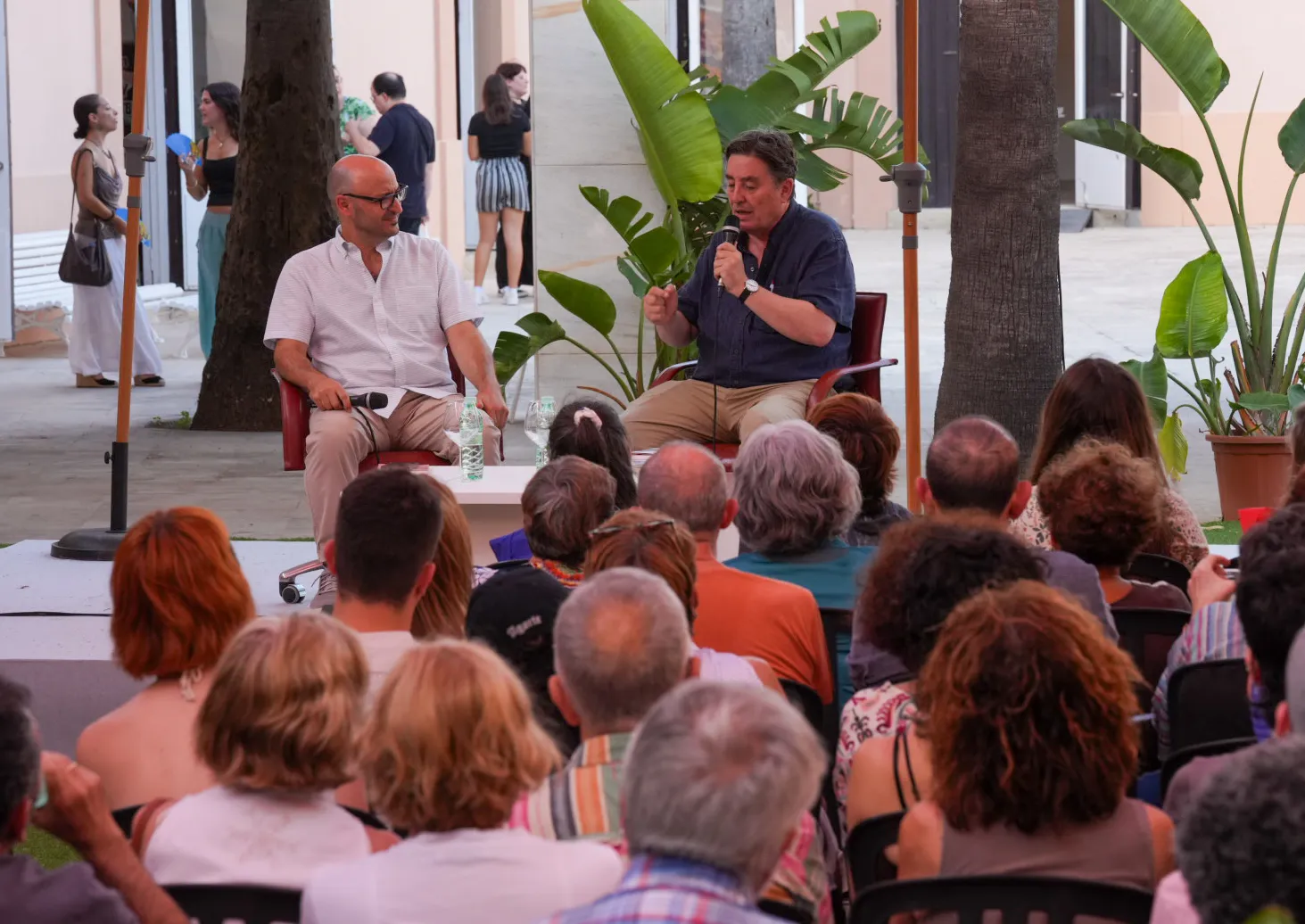 El poeta y director del Instituto Cervantes, Luis García Montero, conversando con el coordinador de la Feria del Libro de Cádiz, Alejandro Luque. El poeta y director del Instituto Cervantes, Luis García Montero, conversando con el coordinador de la Feria del Libro de Cádiz, Alejandro Luque.
