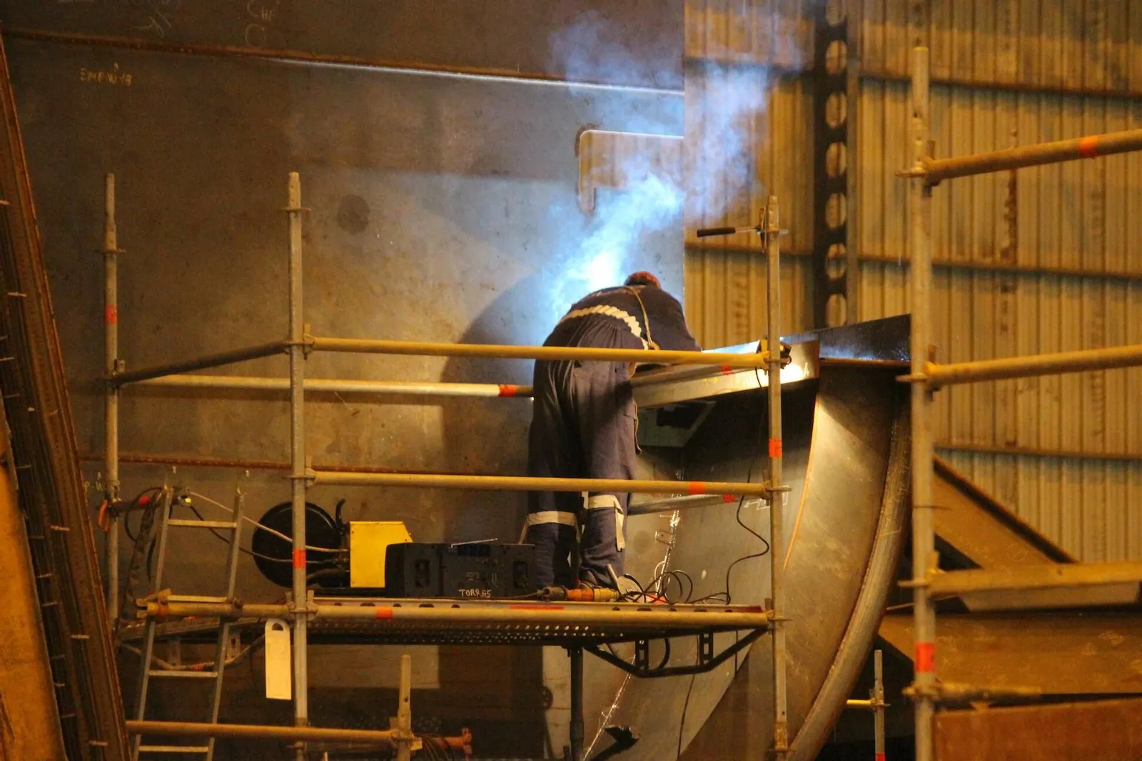 Soldador trabajando. ...