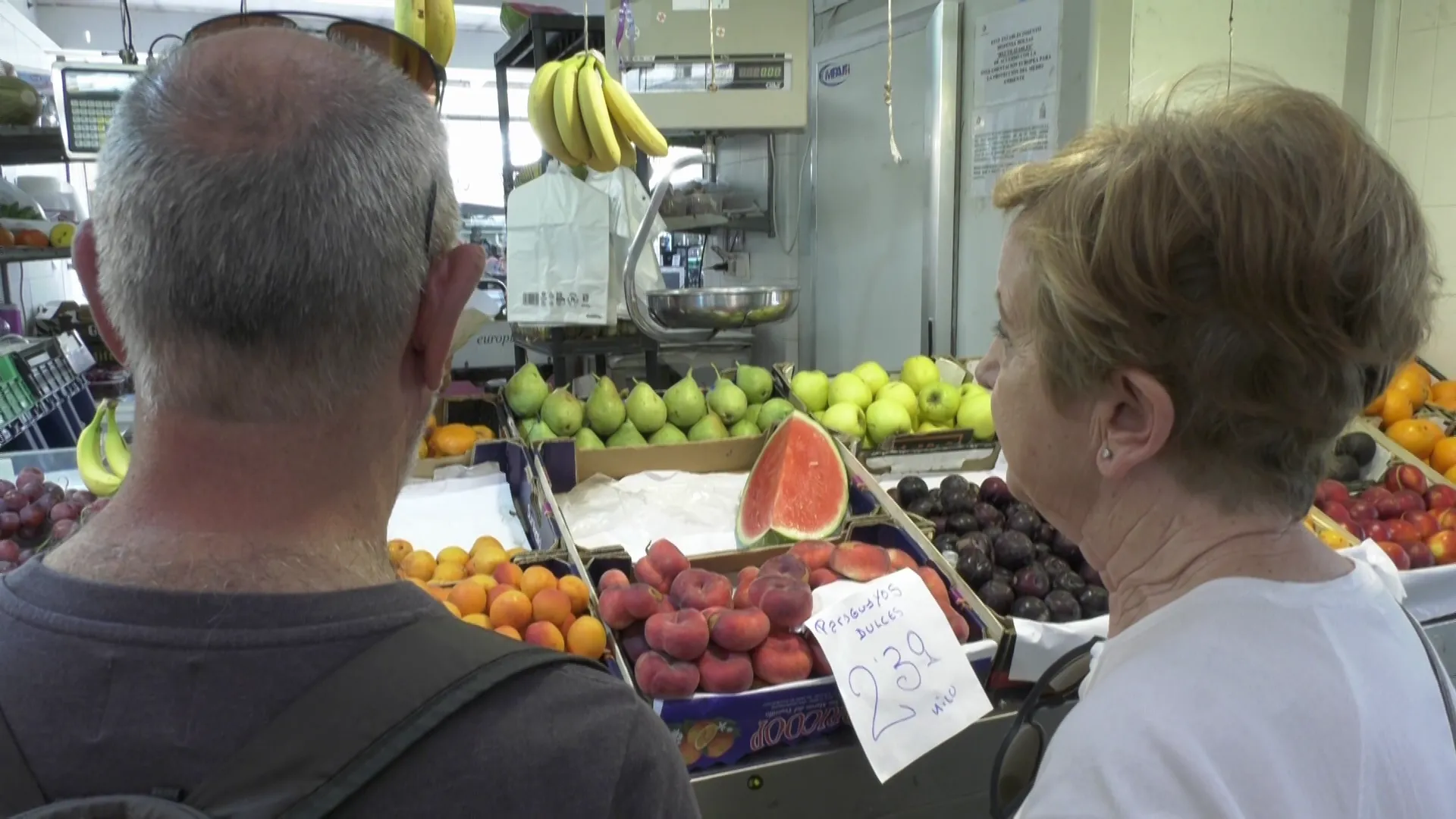 Clientes del Mercado Central junto a un puesto de frutas y verduras. Clientes del Mercado Central junto a un puesto de frutas y verduras.