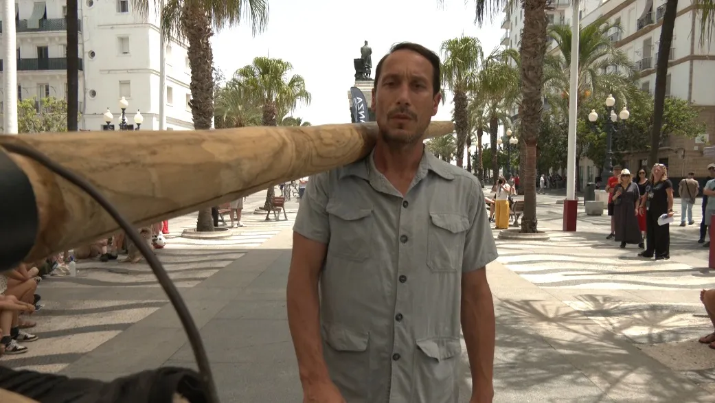Representación del espectáculo Pelat realizado por Joan Catalá en la plaza de San Juan de Dios este domingo. Cádiz en Danza comienza este lunes con el programa de mediación y continúa con los espectáculos en espacios públicos y en la Lechera.