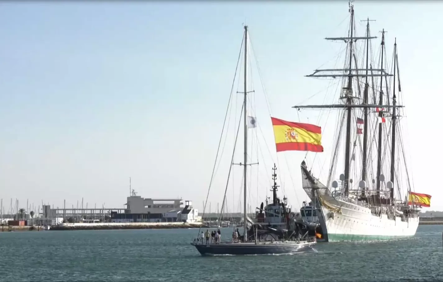 El buque escuela de la Armada Española a su llegada al Puerto de Cádiz. Proponen que el puente Carranza lleve el nombre del buque escuela 'Juan Sebastián Elcano'