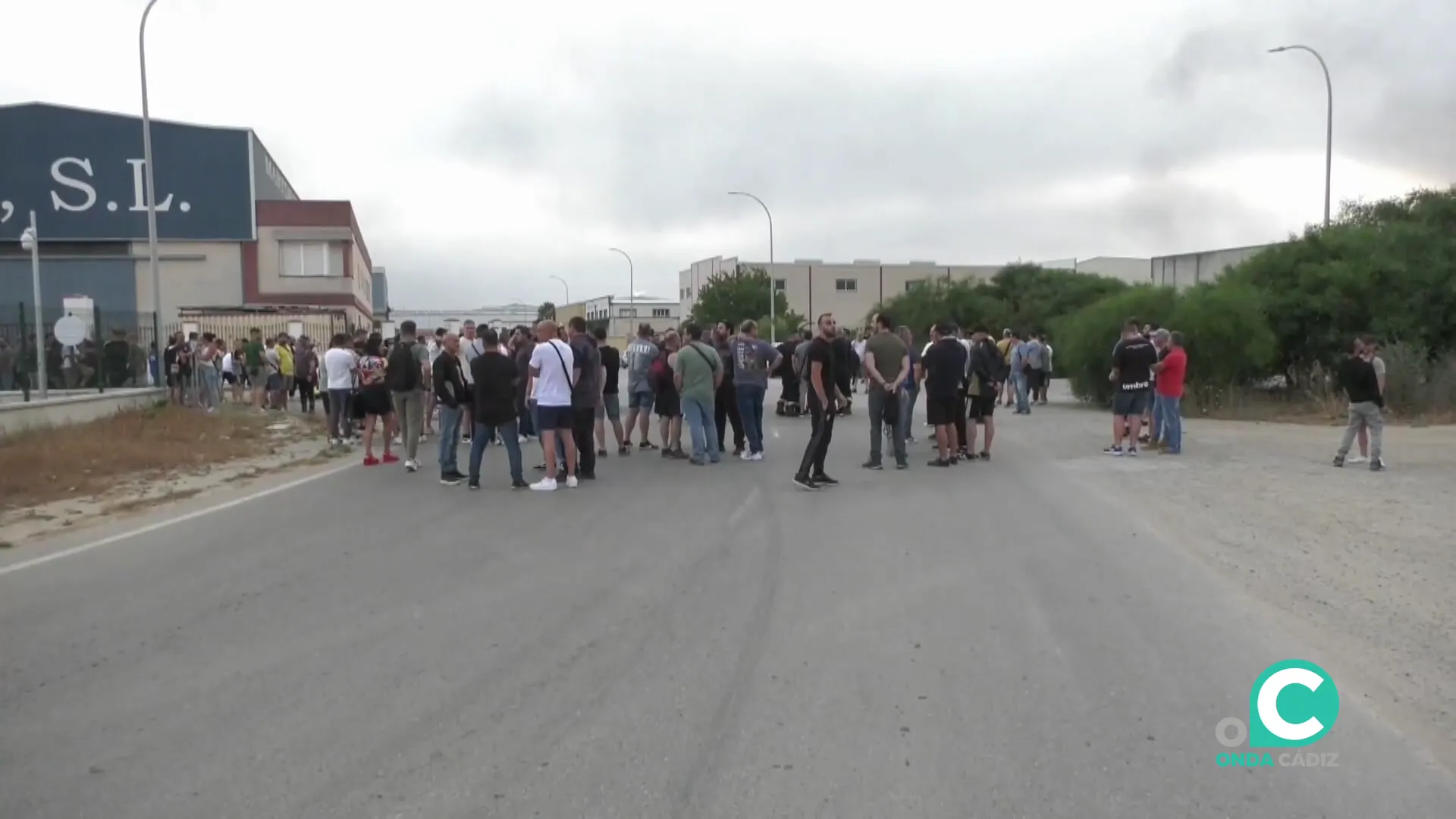 Trabajadores concentrados este miércoles en uno de los accesos de la factoría de Navantia Puerto Real. Trabajadores concentrados este miércoles en uno de los accesos de la factoría de Navantia Puerto Real.
