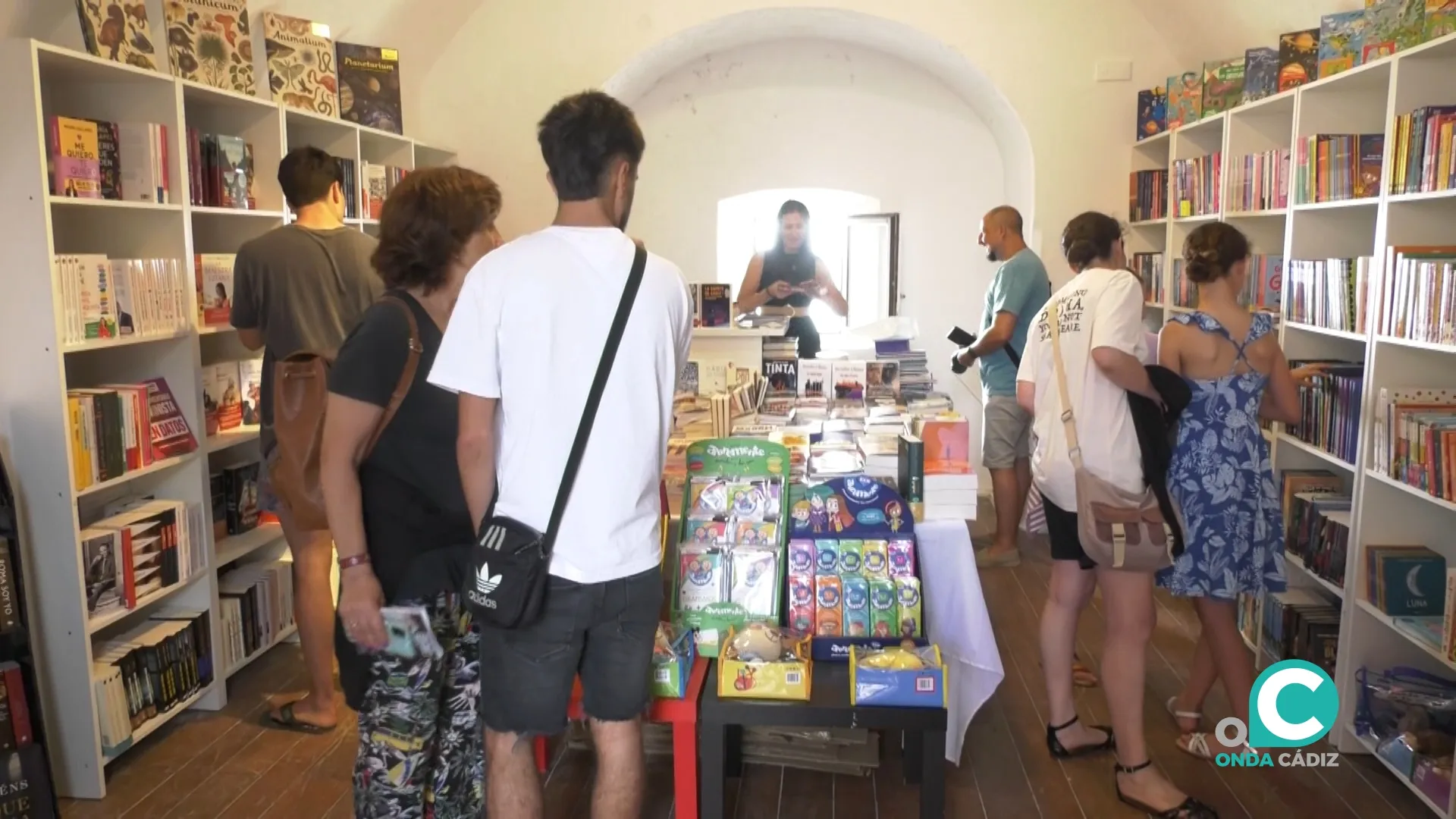 Público en una de las salas del Baluarte de la Candelaria durante la Feria del Libro de Cádiz. Público en una de las salas del Baluarte de la Candelaria durante la Feria del Libro de Cádiz.
