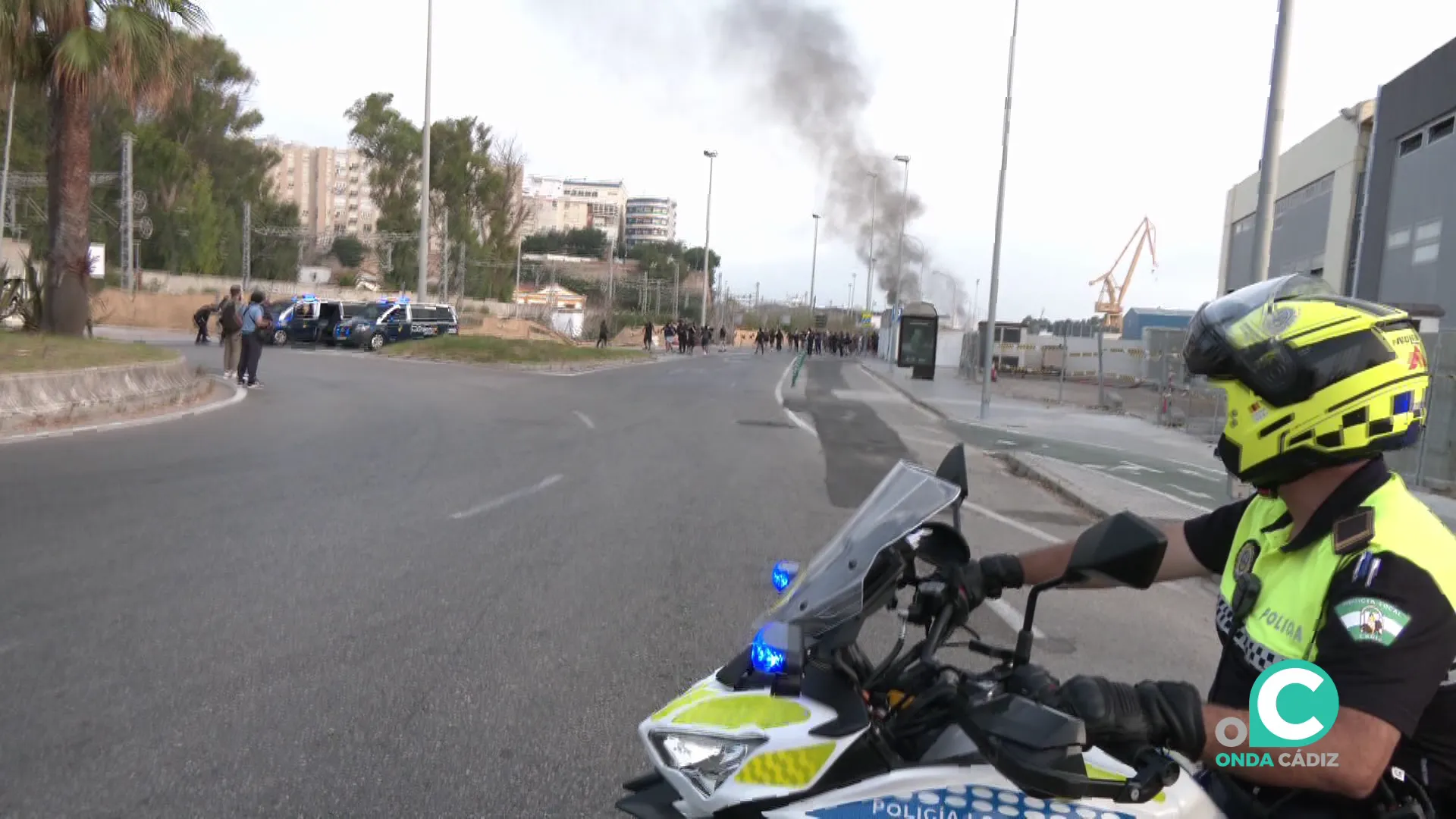 Un agente de Policía Local observan piquetes en la rotonda de la carretera industrial. Un agente de Policía Local observan piquetes en la rotonda de la carretera industrial.