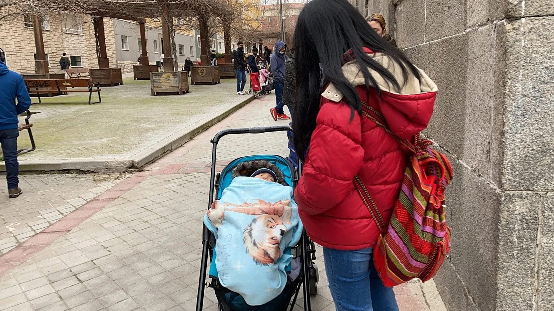 Una madre con su hijo en una imagen de archivo Una madre con su hijo en una imagen de archivo