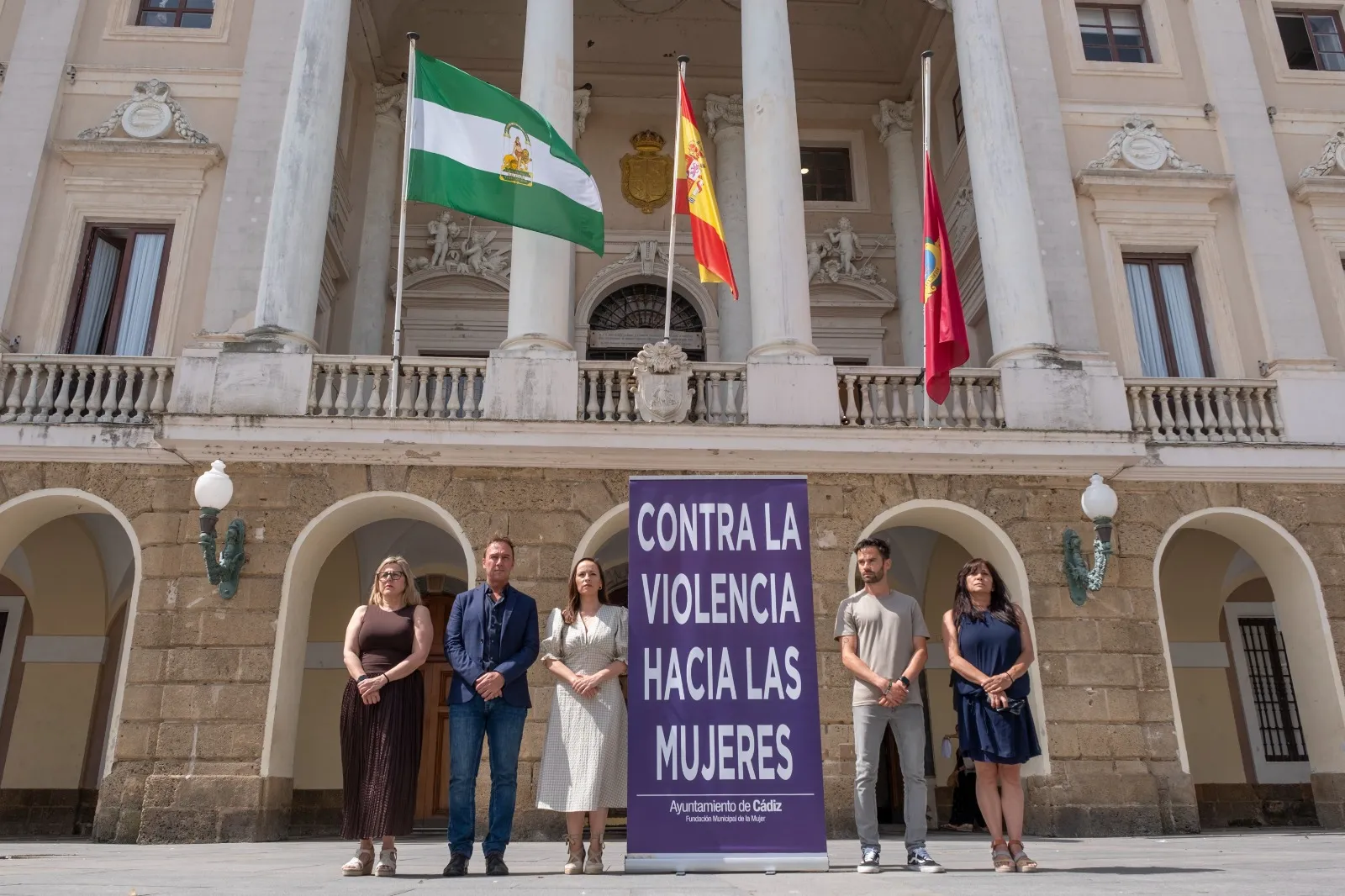 Un momento del acto en la plaza de San Juan de Dios Un momento del acto en la plaza de San Juan de Dios