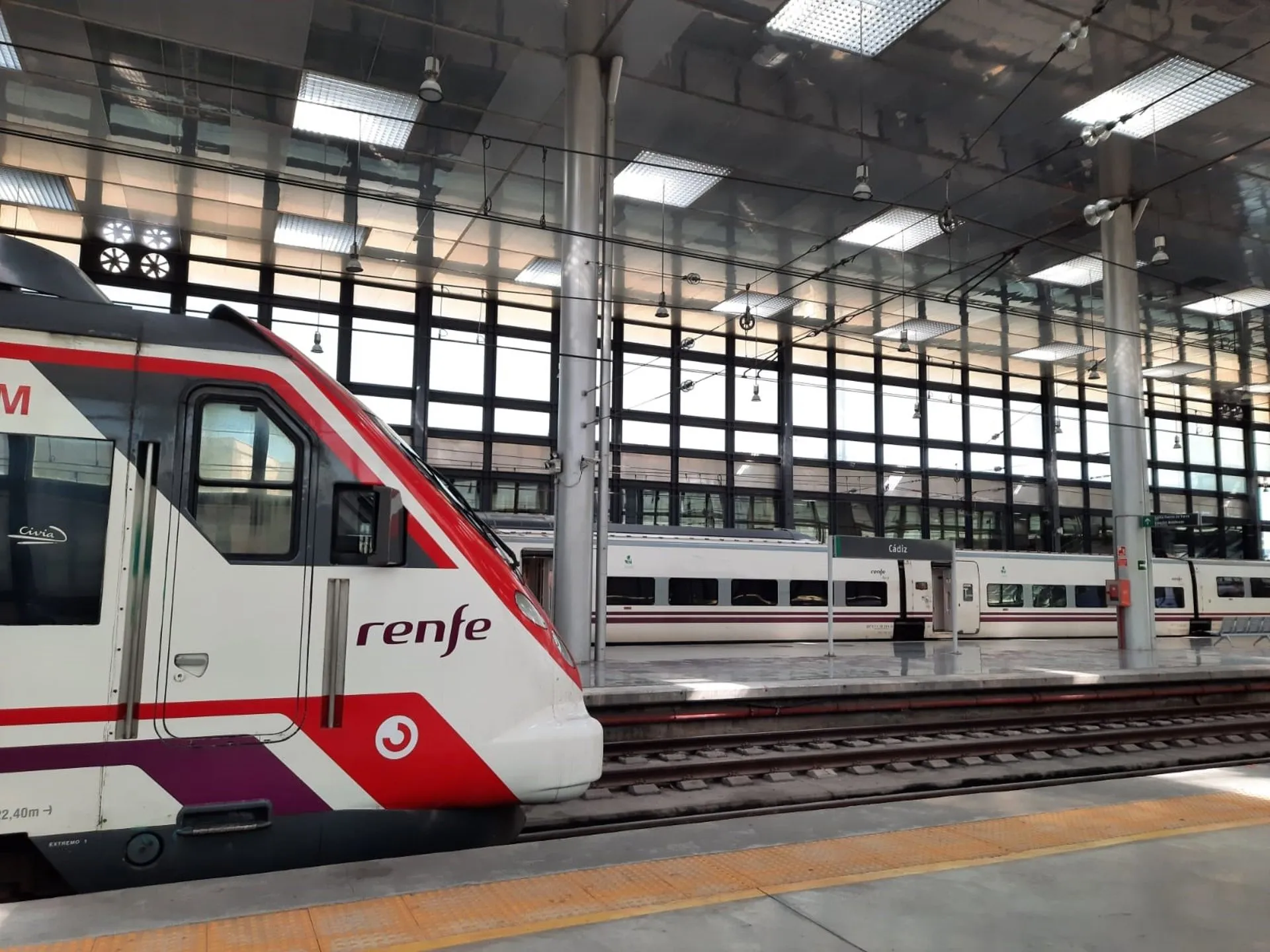 Una línea de cercanías en una estación de Renfe. Una línea de cercanías en una estación de Renfe.
