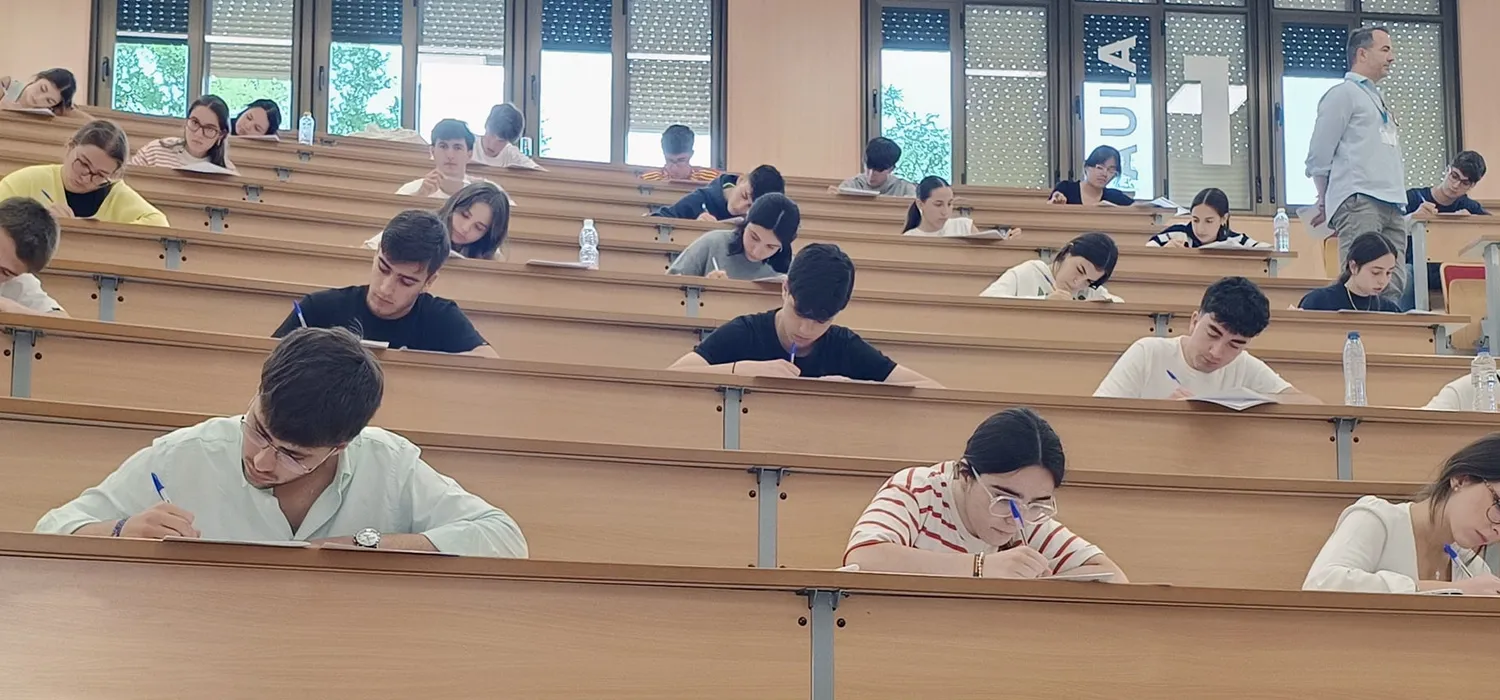 Estudiantes realizando los exámenes de la PAU en una de las salas de estudio del campus de la UCA. Estudiantes realizando los exámenes de la PAU en una de las salas de estudio del campus de la UCA.