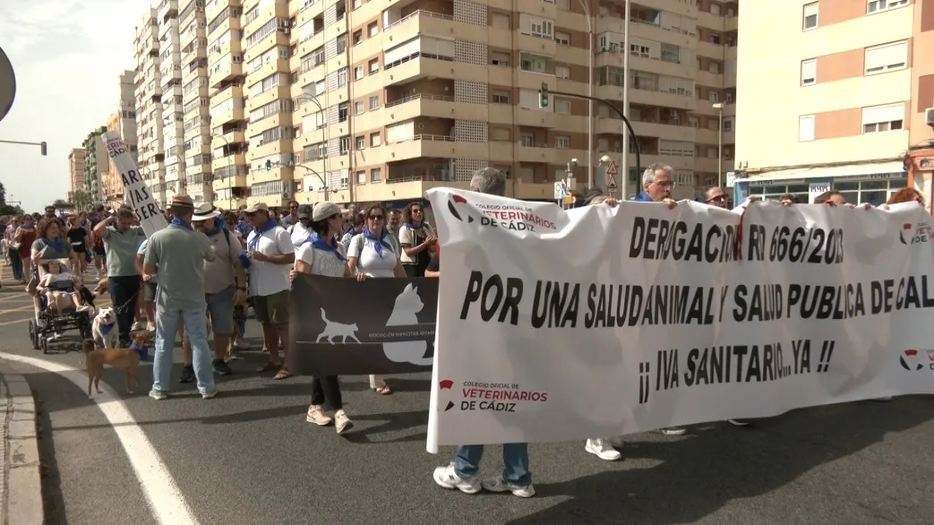 La manifestación partío de la plaza de Jerez atravesando la avenida principal hasta llegar a los cuarteles. El Colegio de Veterinarios se moviliza en defensa de su criterio profesional.