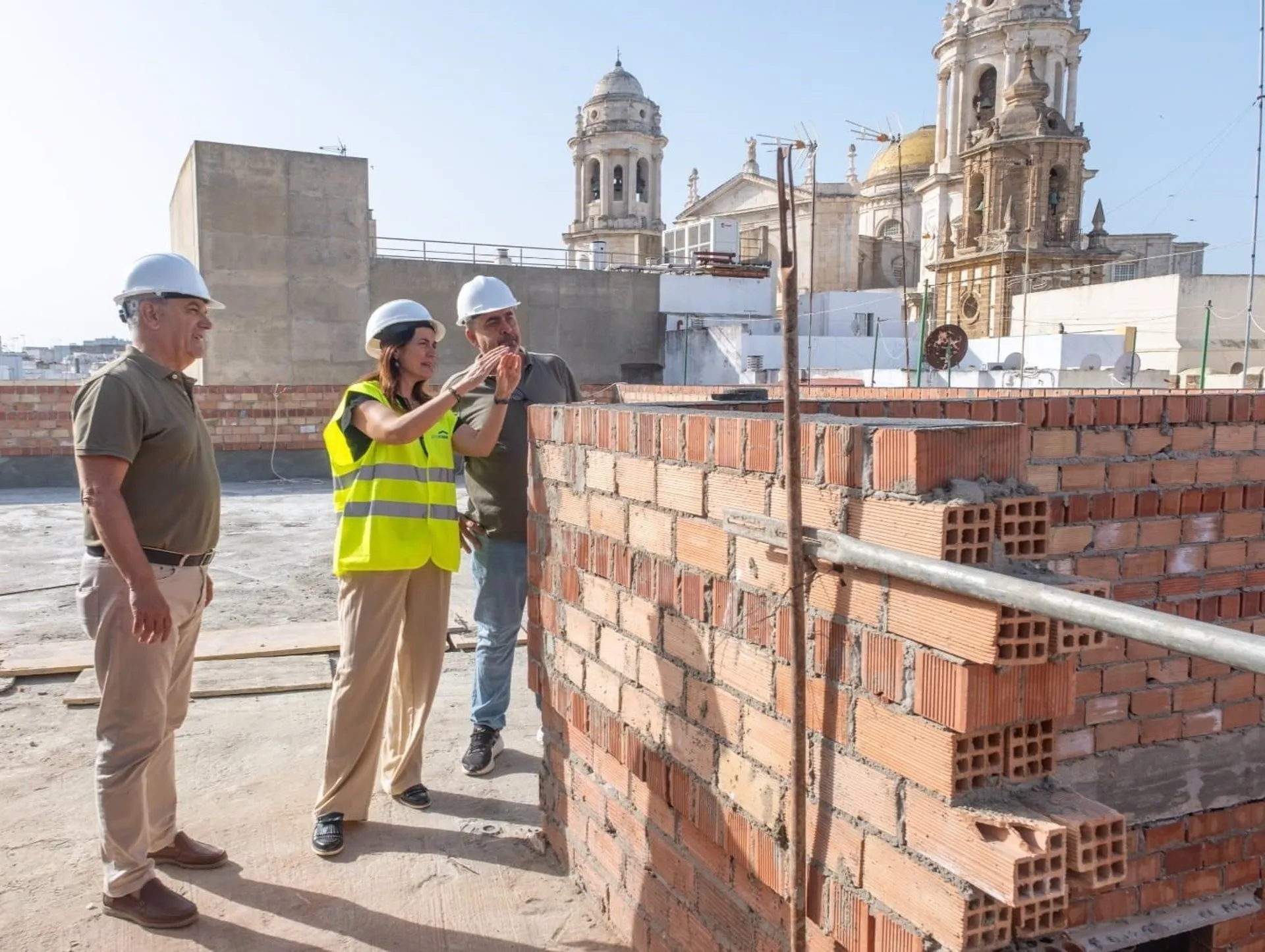 La concejala de Vivienda y Desarrollo Sostenible y presidenta de Procasa, Ana Sanjuán, en una imagen de archivo de una visita a unas obras. La concejala de Vivienda y Desarrollo Sostenible y presidenta de Procasa, Ana Sanjuán, en una imagen de archivo de una visita a unas obras.