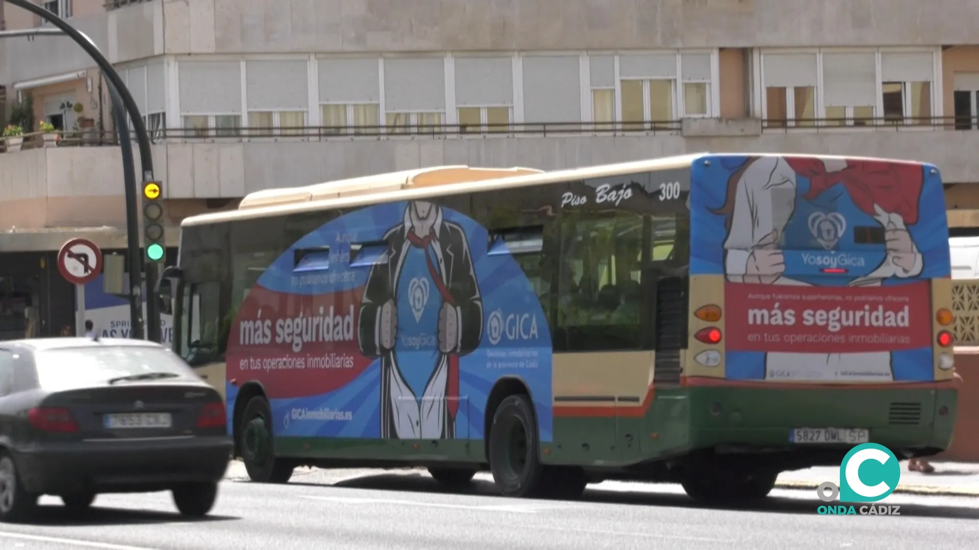 El servicio de autobús urbano por las calles de Cádiz. El servicio de autobús urbano por las calles de Cádiz.