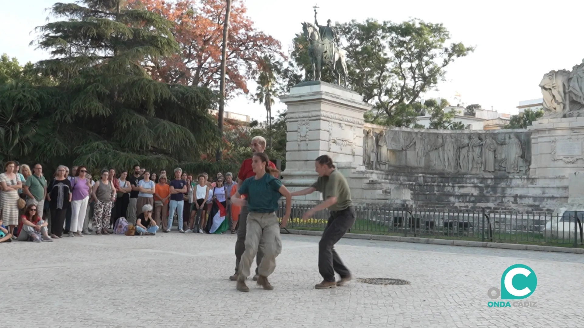 Representación de la pieza 'Adama' de la compañía Marcat Dance en Plaza de España. Representación de la pieza 'Adama' de la compañía Marcat Dance en Plaza de España.