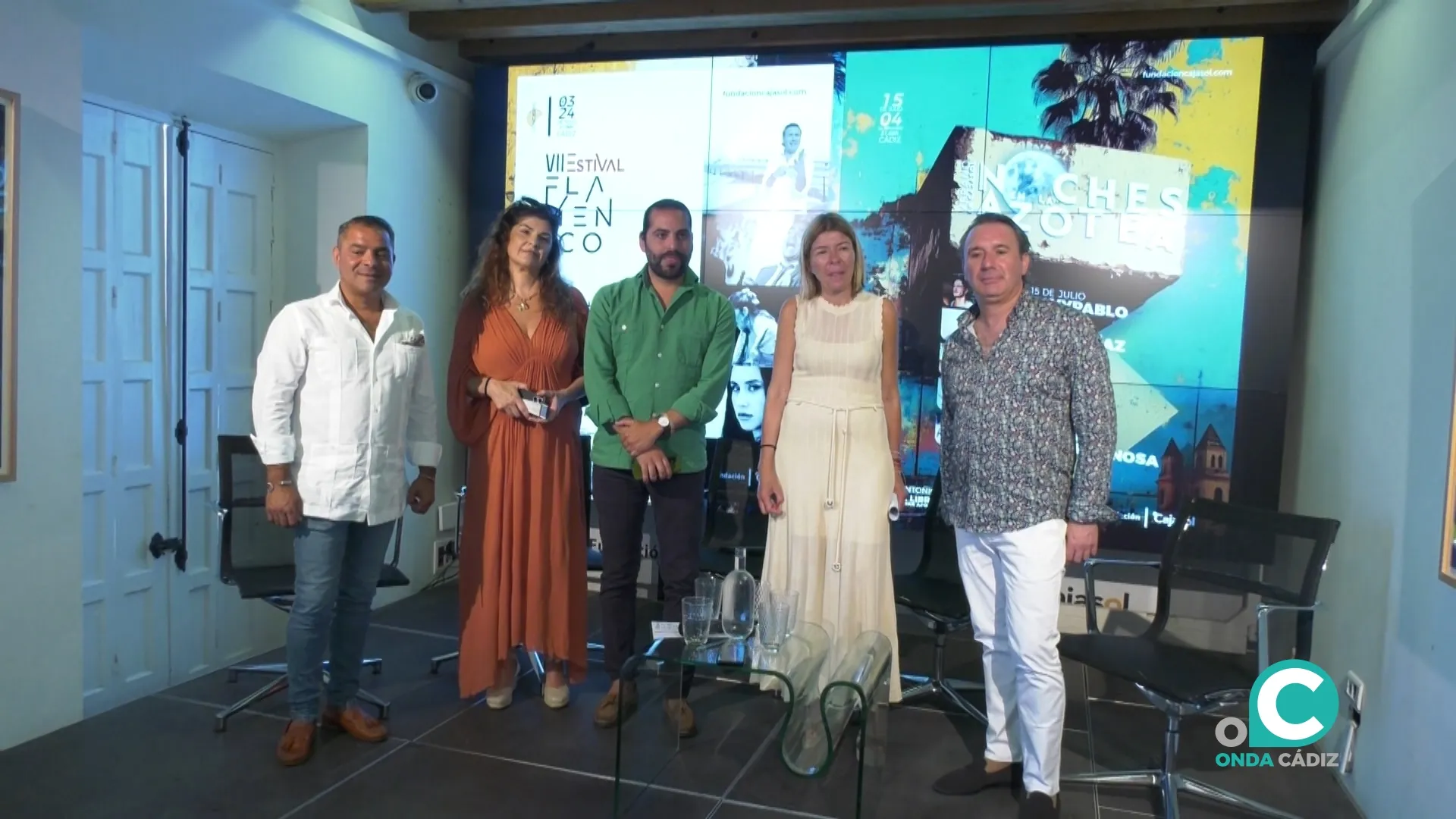 Mar Díez, junto a Juan Garrido, Anabel Rivera, y José Mijita y Caracolillo de Cádiz, en la presentación de la programación de verano de la Fundación Cajasol. Mar Díez, junto a Juan Garrido, Anabel Rivera, y José Mijita y Caracolillo de Cádiz, en la presentación de la programación de verano de la Fundación Cajasol.
