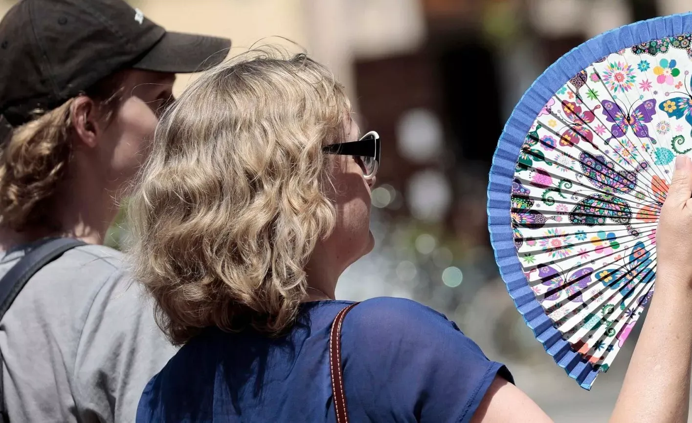 vitar exponerse al sol durante las horas centrales del día es una de las recomendaciones en estos días de ola de calor. Evitar exponerse al sol durante las horas centrales del día es una de las recomendaciones en estos días de ola de calor.
