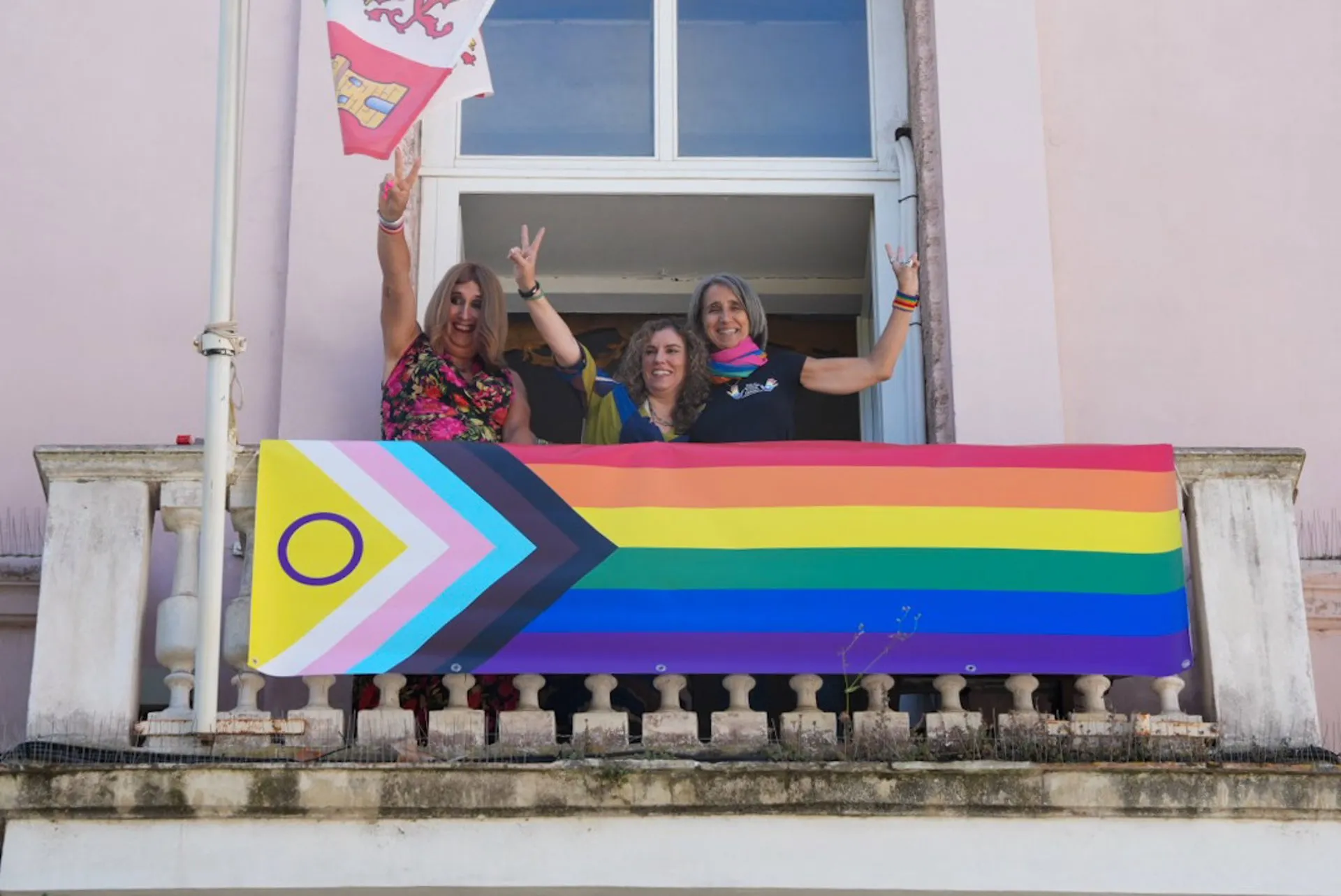 La diputada de Igualdad, Susana Sánchez Toro, tras desplegar la bandera arcoiris en el balcón del Palacio Provincial La diputada de Igualdad, Susana Sánchez Toro, tras desplegar la bandera arcoiris en el balcón del Palacio Provincial