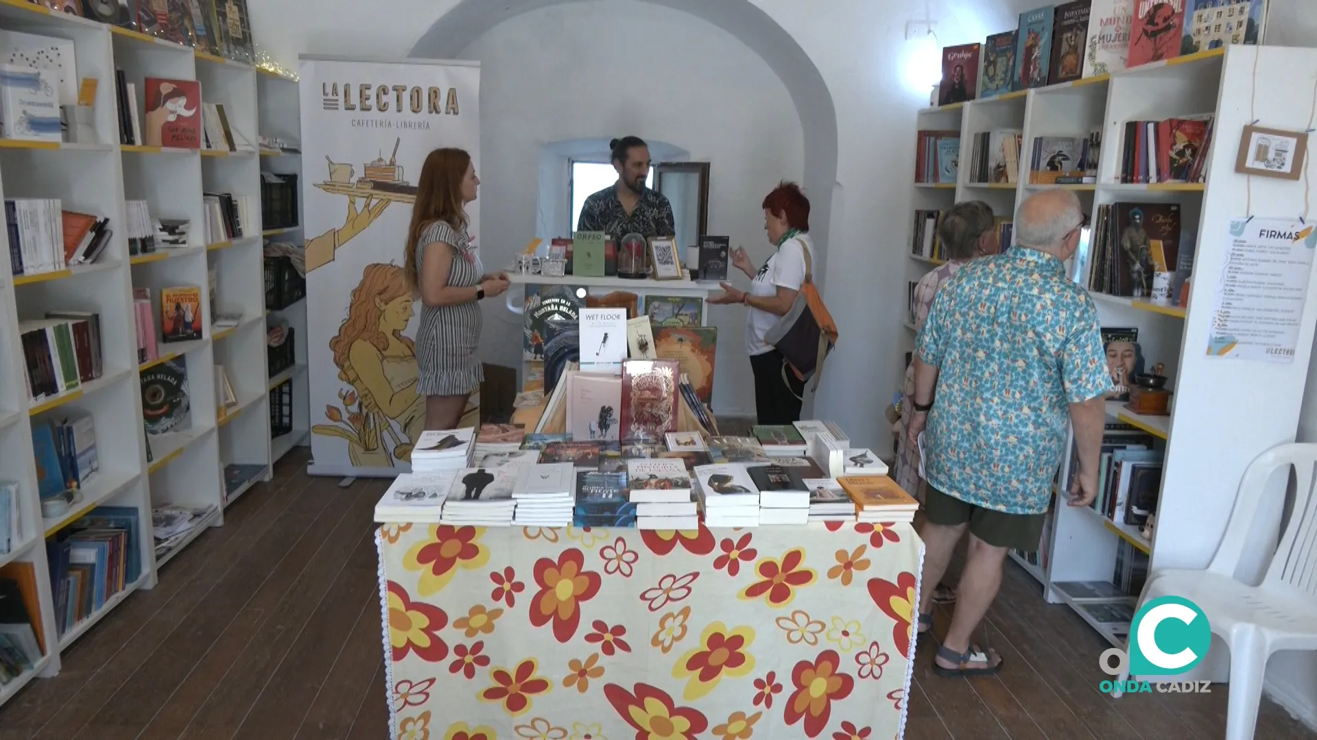 Personas visitando las casamatas de la Feria del Libro de Cádiz. Personas visitando las casamatas de la Feria del Libro de Cádiz.