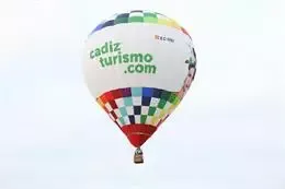 El globo del Patronato Provincial de Turismo con la imagen de la Gitana por los cielos de la Sierra de Cádiz, a 7 de mayo de 2025, en Cádiz El globo del Patronato Provincial de Turismo con la imagen de la Gitana por los cielos de la Sierra de Cádiz, a 7 de mayo de 2025, en Cádiz