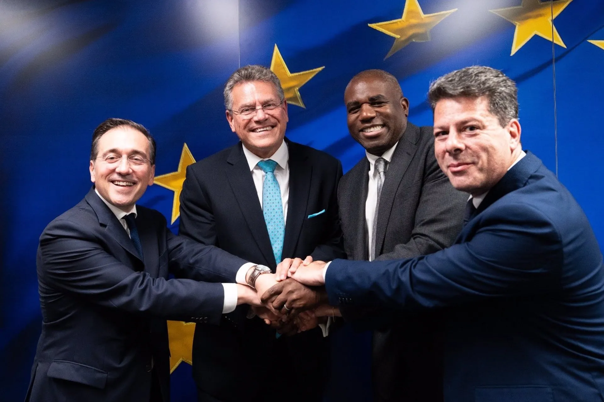 El ministro de Asuntos Exteriores, José Manuel Albares, celebra el consenso con el comisario Maros Sefcovic, el ministro británico David Lammy y el ministro principal gibraltareño Fabian Picardo El ministro de Asuntos Exteriores, José Manuel Albares, celebra el consenso con el comisario Maros Sefcovic, el ministro británico David Lammy y el ministro principal gibraltareño Fabian Picardo