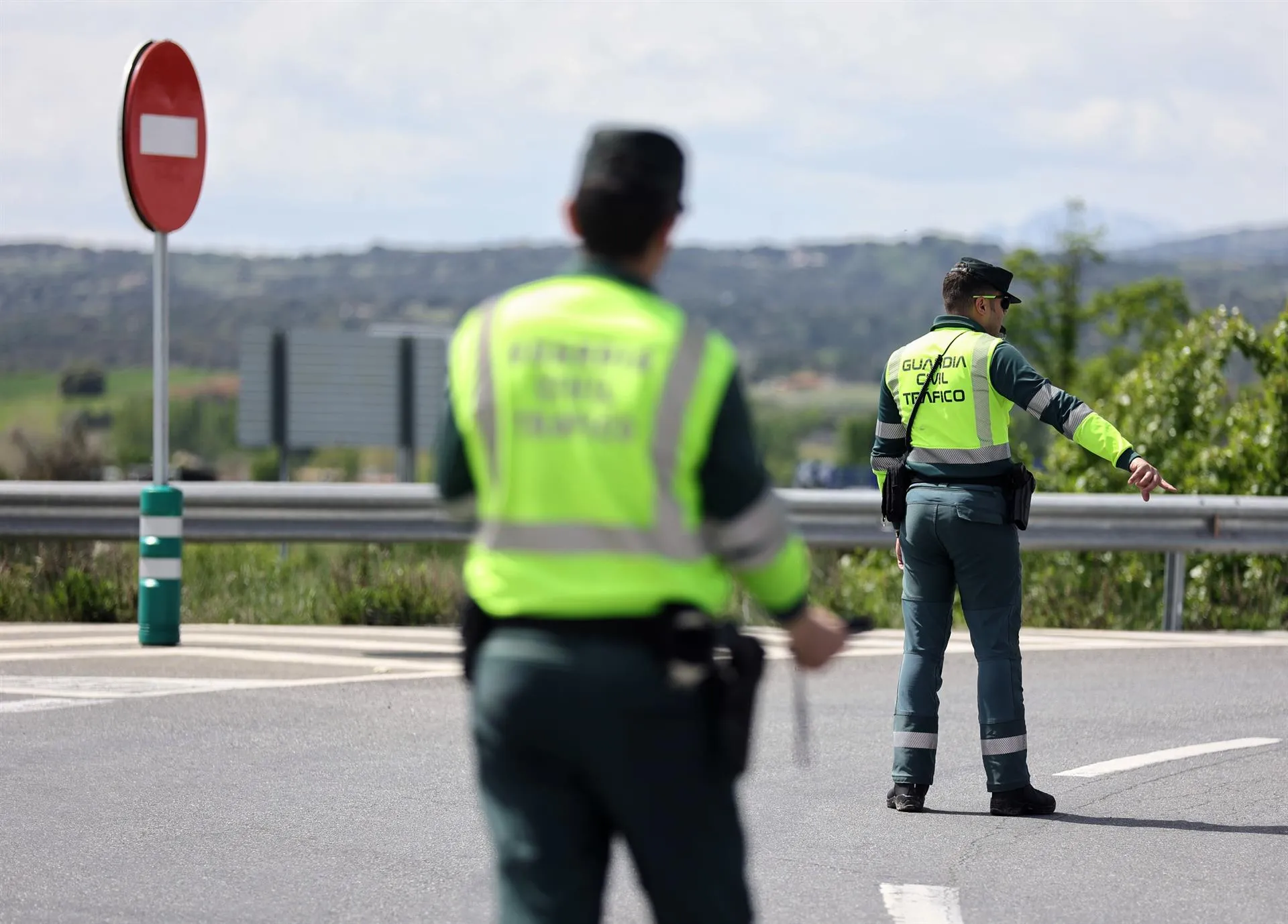 Agentes en un control de carretera en una imagen de archiivo Agentes en un control de carretera en una imagen de archiivo