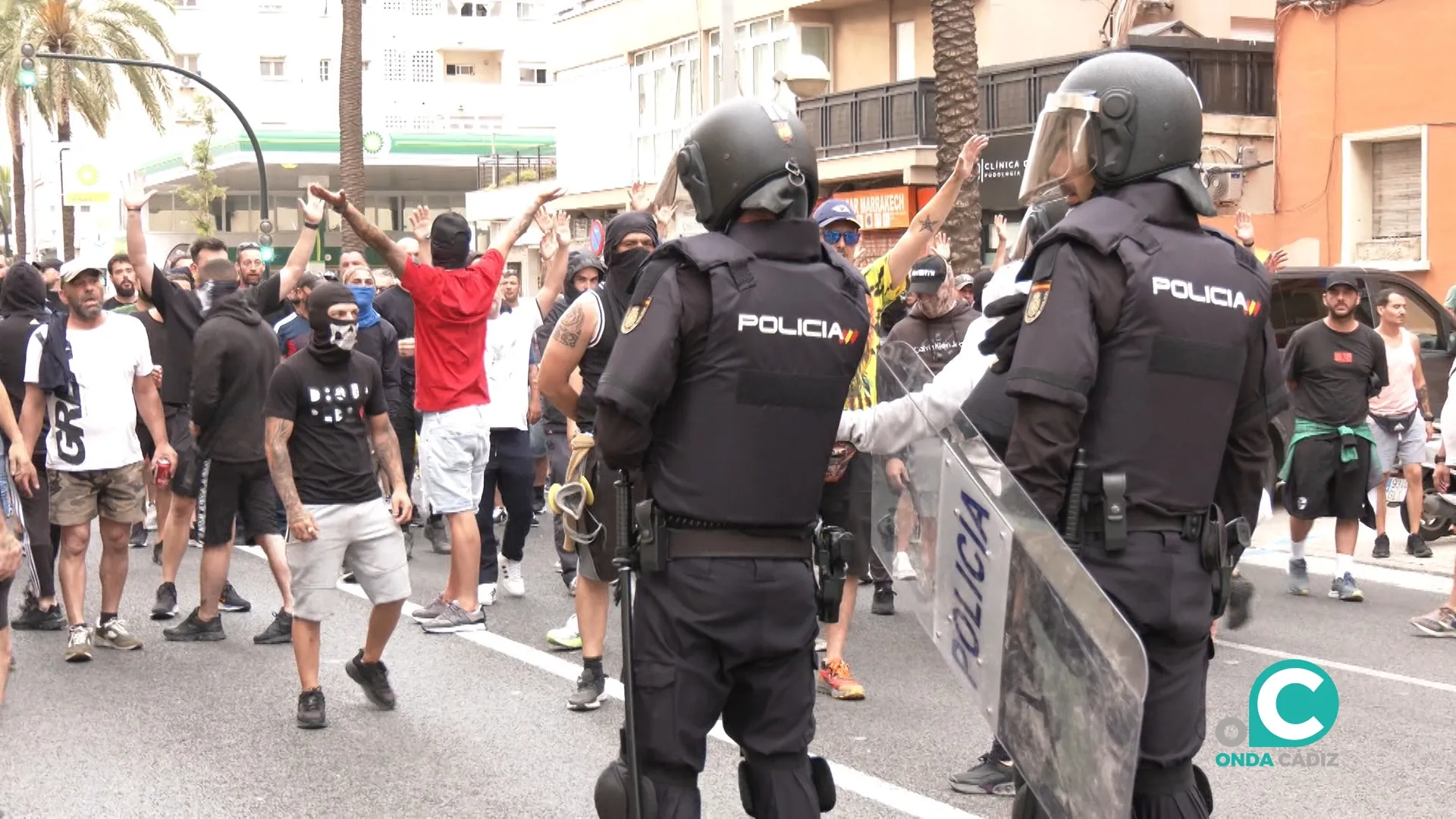 Manifestantes y efectivos de la Policía Nacional en la avenida. Manifestantes y efectivos de la Policía Nacional en la avenida.