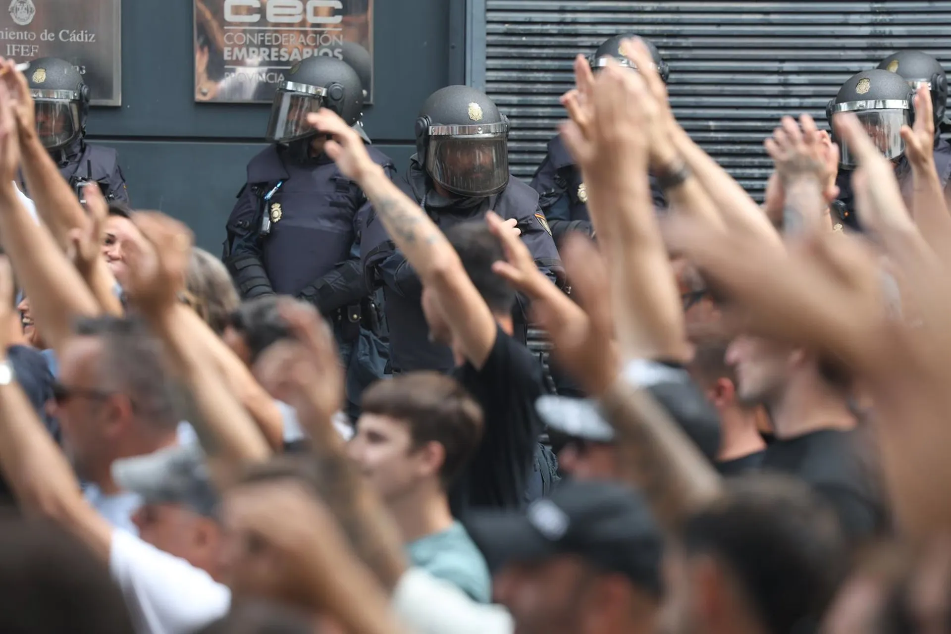 Agentes junto a los manifestantes en la jornada de este martes en la capital gaditana Agentes junto a los manifestantes en la jornada de este martes en la capital gaditana