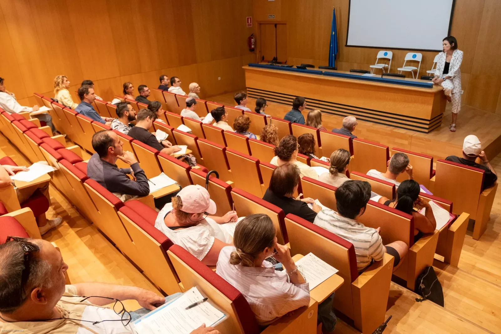 Auditorio del Instituto de Fomento, Formación y Empleo municipal durante un encuentro. La Escuela de Comercio imparte un taller sobre 'Visual Merchandising'.