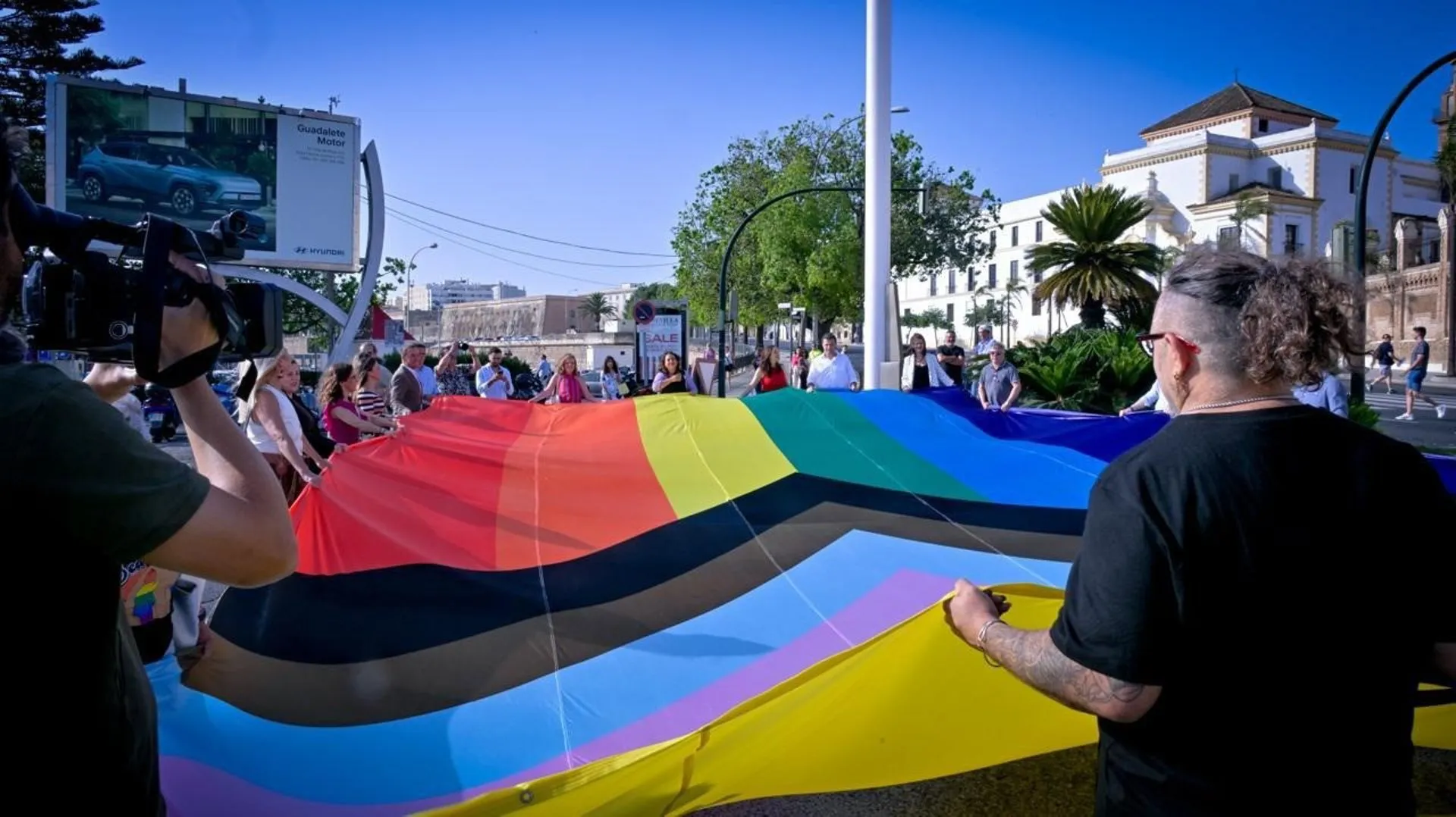 Representantes institucionales, sociales y del colectivo izan la bandera del colectivo Lgtbi Representantes institucionales, sociales y del colectivo izan la bandera del colectivo Lgtbi