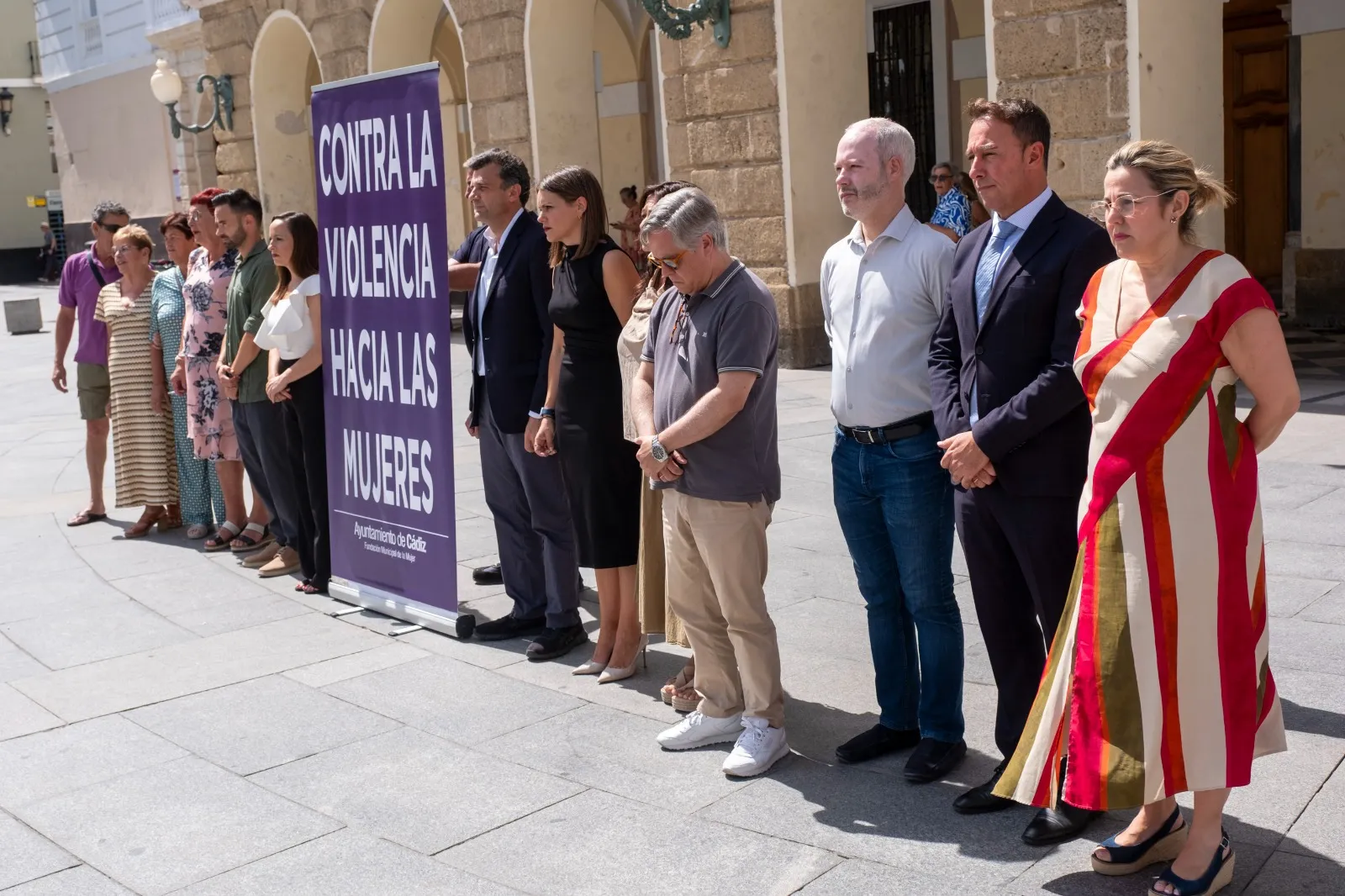 Un momento de la concentración respetuosa en la plaza de San Juan de Dios Un momento de la concentración respetuosa en la plaza de San Juan de Dios